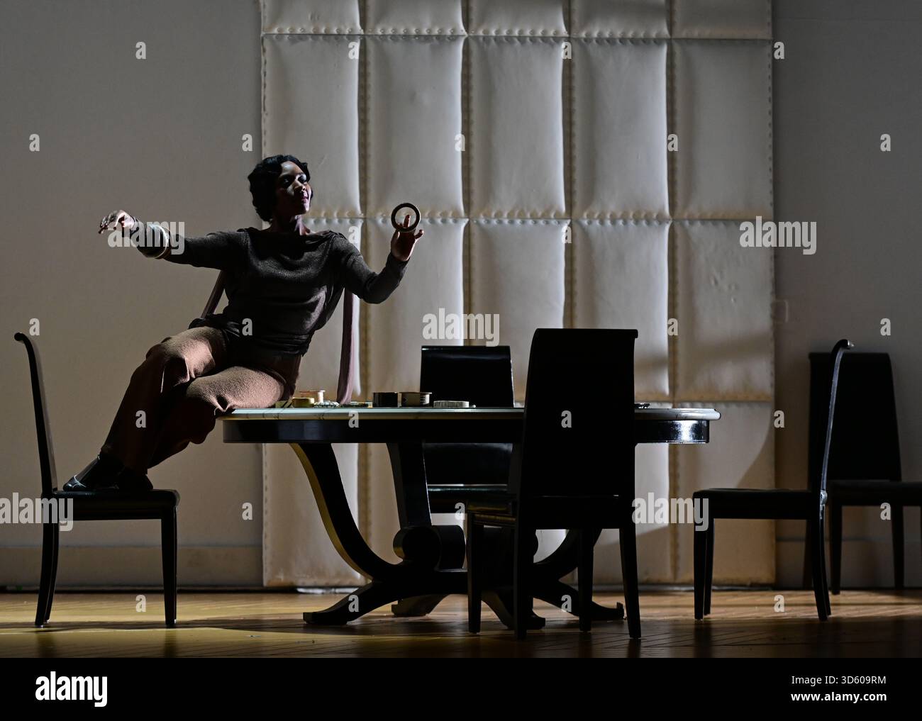 English National Opera, London Coliseum, Royaume-Uni. 17 novembre 2025. Répétition complète de Partenope de Haendel, un opéra en trois actes. Situé dans un salon parisien des années 1920, Christopher Alden produit des soirées et des cocktails non-stop s'inspire des artistes surréalistes de l'époque, dont Salvador Dali et Man Ray, le personnage d'Emilio étant basé sur Man Ray lui-même. Partenope est joué par Nardus Williams, les prétendants Arsace, Emilio et Armindo joués par Hugh Cutting, Ru Charlesworth et Jake Ingbar. Photographe Ormonte joué par William Thomas. Crédit : Malcolm Park/Alamy Live News Banque D'Images