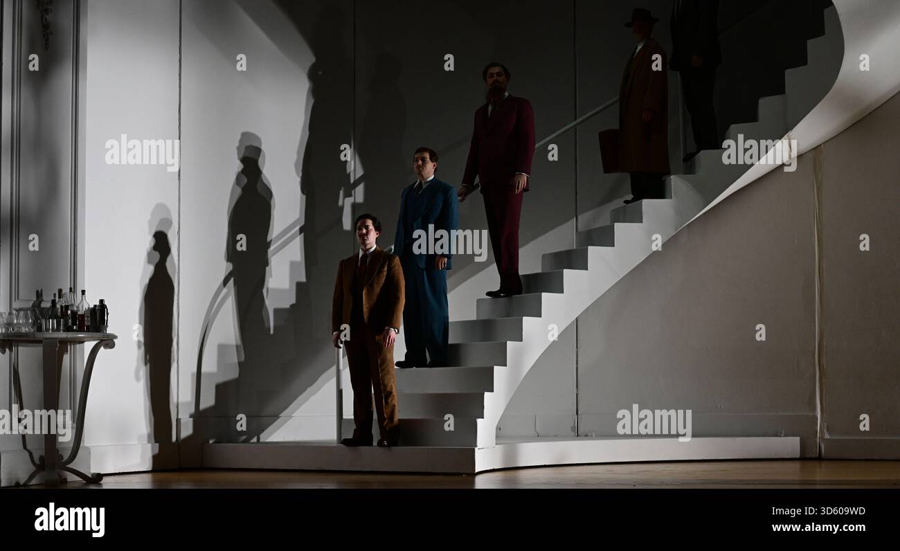 English National Opera, London Coliseum, Royaume-Uni. 17 novembre 2025. Répétition complète de Partenope de Haendel, un opéra en trois actes. Situé dans un salon parisien des années 1920, Christopher Alden produit des soirées et des cocktails non-stop s'inspire des artistes surréalistes de l'époque, dont Salvador Dali et Man Ray, le personnage d'Emilio étant basé sur Man Ray lui-même. Partenope est joué par Nardus Williams, les prétendants Arsace, Emilio et Armindo joués par Hugh Cutting, Ru Charlesworth et Jake Ingbar. Photographe Ormonte joué par William Thomas. Crédit : Malcolm Park/Alamy Live News Banque D'Images