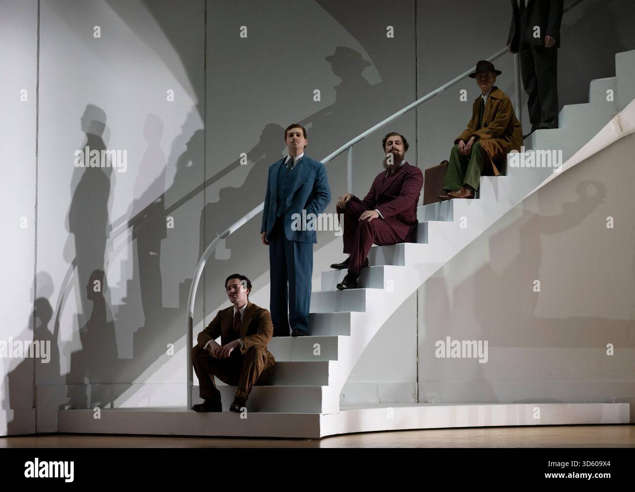 English National Opera, London Coliseum, Royaume-Uni. 17 novembre 2025. Répétition complète de Partenope de Haendel, un opéra en trois actes. Situé dans un salon parisien des années 1920, Christopher Alden produit des soirées et des cocktails non-stop s'inspire des artistes surréalistes de l'époque, dont Salvador Dali et Man Ray, le personnage d'Emilio étant basé sur Man Ray lui-même. Partenope est joué par Nardus Williams, les prétendants Arsace, Emilio et Armindo joués par Hugh Cutting, Ru Charlesworth et Jake Ingbar. Photographe Ormonte joué par William Thomas. Crédit : Malcolm Park/Alamy Live News Banque D'Images