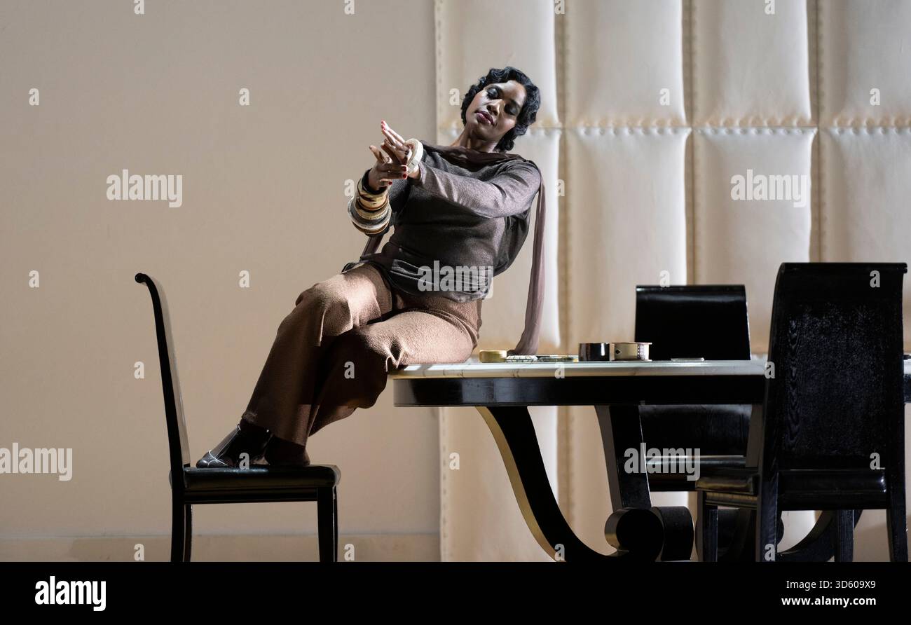 English National Opera, London Coliseum, Royaume-Uni. 17 novembre 2025. Répétition complète de Partenope de Haendel, un opéra en trois actes. Situé dans un salon parisien des années 1920, Christopher Alden produit des soirées et des cocktails non-stop s'inspire des artistes surréalistes de l'époque, dont Salvador Dali et Man Ray, le personnage d'Emilio étant basé sur Man Ray lui-même. Partenope est joué par Nardus Williams, les prétendants Arsace, Emilio et Armindo joués par Hugh Cutting, Ru Charlesworth et Jake Ingbar. Photographe Ormonte joué par William Thomas. Crédit : Malcolm Park/Alamy Live News Banque D'Images