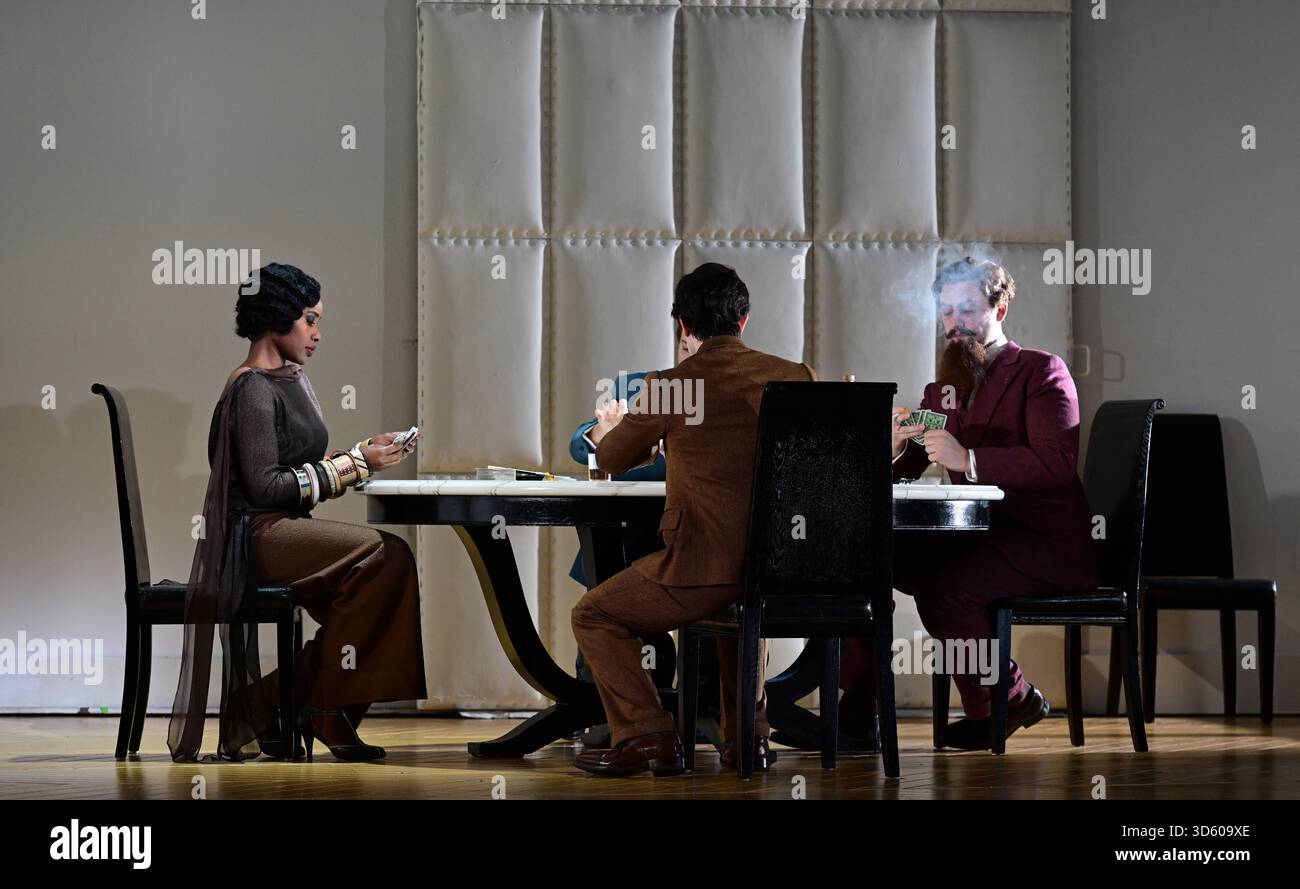 English National Opera, London Coliseum, Royaume-Uni. 17 novembre 2025. Répétition complète de Partenope de Haendel, un opéra en trois actes. Situé dans un salon parisien des années 1920, Christopher Alden produit des soirées et des cocktails non-stop s'inspire des artistes surréalistes de l'époque, dont Salvador Dali et Man Ray, le personnage d'Emilio étant basé sur Man Ray lui-même. Partenope est joué par Nardus Williams, les prétendants Arsace, Emilio et Armindo joués par Hugh Cutting, Ru Charlesworth et Jake Ingbar. Photographe Ormonte joué par William Thomas. Crédit : Malcolm Park/Alamy Live News Banque D'Images