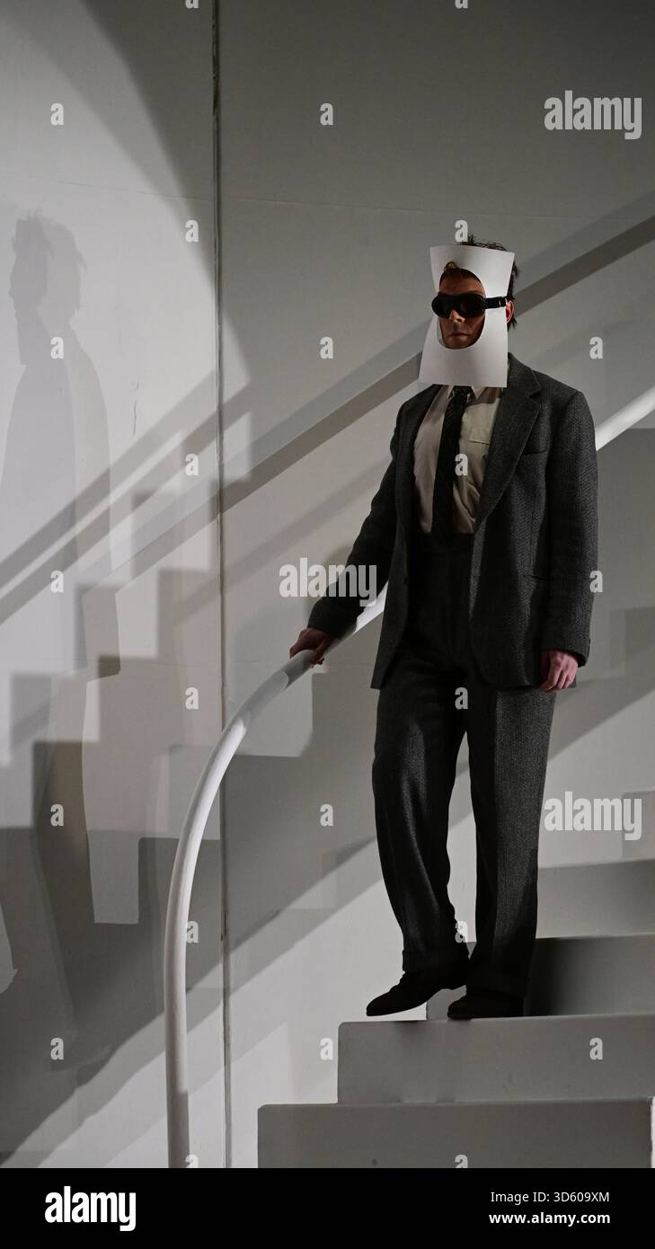 English National Opera, London Coliseum, Royaume-Uni. 17 novembre 2025. Répétition complète de Partenope de Haendel, un opéra en trois actes. Situé dans un salon parisien des années 1920, Christopher Alden produit des soirées et des cocktails non-stop s'inspire des artistes surréalistes de l'époque, dont Salvador Dali et Man Ray, le personnage d'Emilio étant basé sur Man Ray lui-même. Partenope est joué par Nardus Williams, les prétendants Arsace, Emilio et Armindo joués par Hugh Cutting, Ru Charlesworth et Jake Ingbar. Photographe Ormonte joué par William Thomas. Crédit : Malcolm Park/Alamy Live News Banque D'Images