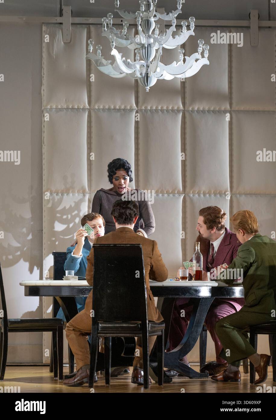 English National Opera, London Coliseum, Royaume-Uni. 17 novembre 2025. Répétition complète de Partenope de Haendel, un opéra en trois actes. Situé dans un salon parisien des années 1920, Christopher Alden produit des soirées et des cocktails non-stop s'inspire des artistes surréalistes de l'époque, dont Salvador Dali et Man Ray, le personnage d'Emilio étant basé sur Man Ray lui-même. Partenope est joué par Nardus Williams, les prétendants Arsace, Emilio et Armindo joués par Hugh Cutting, Ru Charlesworth et Jake Ingbar. Photographe Ormonte joué par William Thomas. Crédit : Malcolm Park/Alamy Live News Banque D'Images