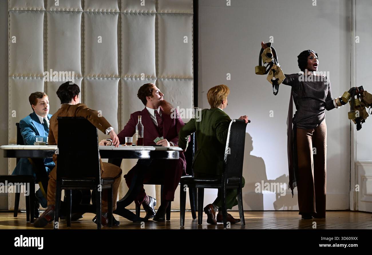 English National Opera, London Coliseum, Royaume-Uni. 17 novembre 2025. Répétition complète de Partenope de Haendel, un opéra en trois actes. Situé dans un salon parisien des années 1920, Christopher Alden produit des soirées et des cocktails non-stop s'inspire des artistes surréalistes de l'époque, dont Salvador Dali et Man Ray, le personnage d'Emilio étant basé sur Man Ray lui-même. Partenope est joué par Nardus Williams, les prétendants Arsace, Emilio et Armindo joués par Hugh Cutting, Ru Charlesworth et Jake Ingbar. Photographe Ormonte joué par William Thomas. Crédit : Malcolm Park/Alamy Live News Banque D'Images