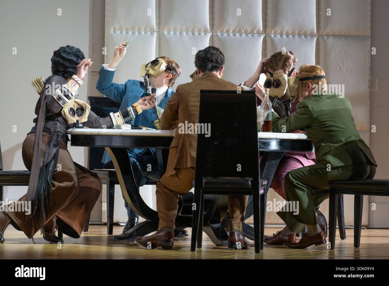 English National Opera, London Coliseum, Royaume-Uni. 17 novembre 2025. Répétition complète de Partenope de Haendel, un opéra en trois actes. Situé dans un salon parisien des années 1920, Christopher Alden produit des soirées et des cocktails non-stop s'inspire des artistes surréalistes de l'époque, dont Salvador Dali et Man Ray, le personnage d'Emilio étant basé sur Man Ray lui-même. Partenope est joué par Nardus Williams, les prétendants Arsace, Emilio et Armindo joués par Hugh Cutting, Ru Charlesworth et Jake Ingbar. Photographe Ormonte joué par William Thomas. Crédit : Malcolm Park/Alamy Live News Banque D'Images