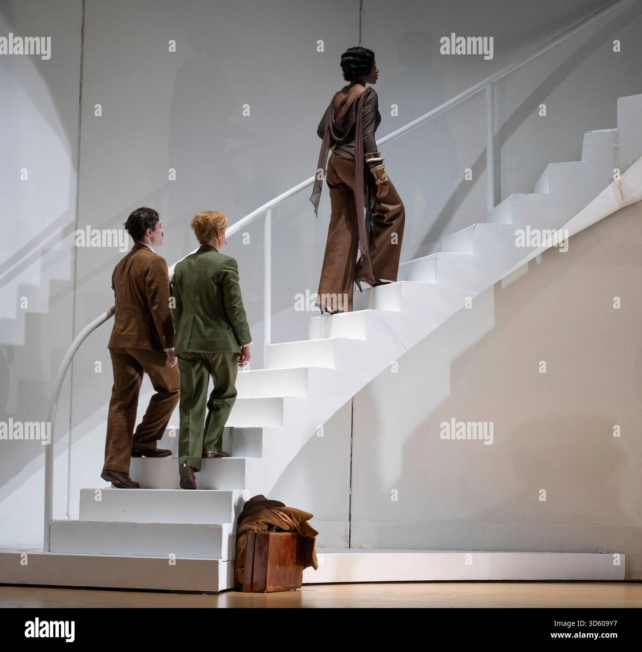 English National Opera, London Coliseum, Royaume-Uni. 17 novembre 2025. Répétition complète de Partenope de Haendel, un opéra en trois actes. Situé dans un salon parisien des années 1920, Christopher Alden produit des soirées et des cocktails non-stop s'inspire des artistes surréalistes de l'époque, dont Salvador Dali et Man Ray, le personnage d'Emilio étant basé sur Man Ray lui-même. Partenope est joué par Nardus Williams, les prétendants Arsace, Emilio et Armindo joués par Hugh Cutting, Ru Charlesworth et Jake Ingbar. Photographe Ormonte joué par William Thomas. Crédit : Malcolm Park/Alamy Live News Banque D'Images