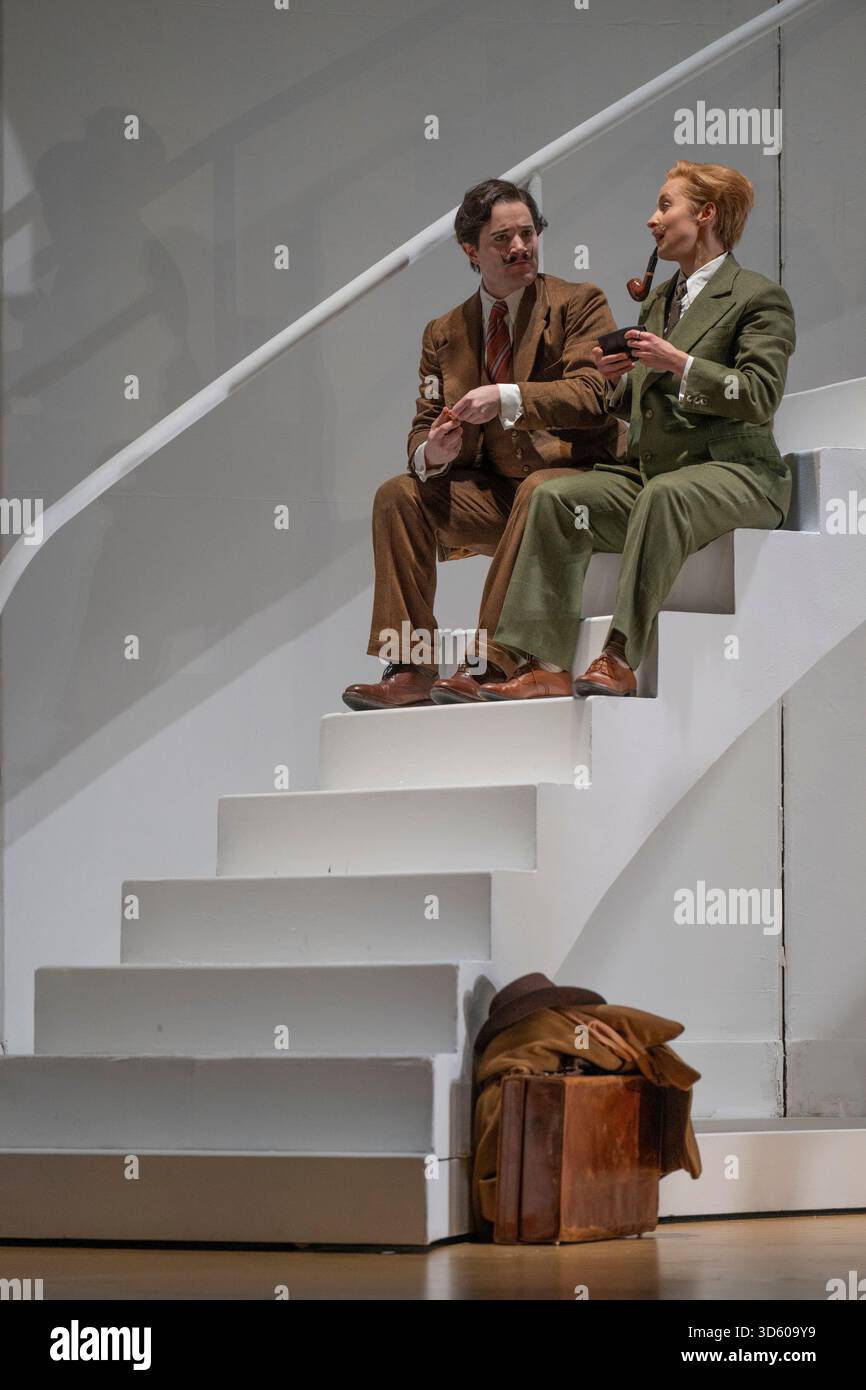 English National Opera, London Coliseum, Royaume-Uni. 17 novembre 2025. Répétition complète de Partenope de Haendel, un opéra en trois actes. Situé dans un salon parisien des années 1920, Christopher Alden produit des soirées et des cocktails non-stop s'inspire des artistes surréalistes de l'époque, dont Salvador Dali et Man Ray, le personnage d'Emilio étant basé sur Man Ray lui-même. Partenope est joué par Nardus Williams, les prétendants Arsace, Emilio et Armindo joués par Hugh Cutting, Ru Charlesworth et Jake Ingbar. Photographe Ormonte joué par William Thomas. Crédit : Malcolm Park/Alamy Live News Banque D'Images