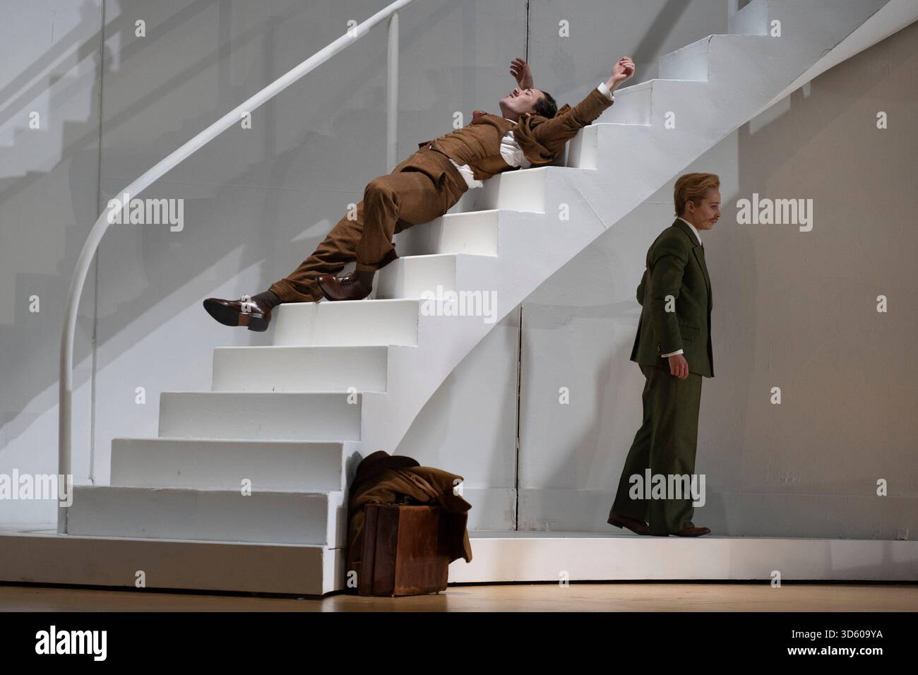 English National Opera, London Coliseum, Royaume-Uni. 17 novembre 2025. Répétition complète de Partenope de Haendel, un opéra en trois actes. Situé dans un salon parisien des années 1920, Christopher Alden produit des soirées et des cocktails non-stop s'inspire des artistes surréalistes de l'époque, dont Salvador Dali et Man Ray, le personnage d'Emilio étant basé sur Man Ray lui-même. Partenope est joué par Nardus Williams, les prétendants Arsace, Emilio et Armindo joués par Hugh Cutting, Ru Charlesworth et Jake Ingbar. Photographe Ormonte joué par William Thomas. Crédit : Malcolm Park/Alamy Live News Banque D'Images