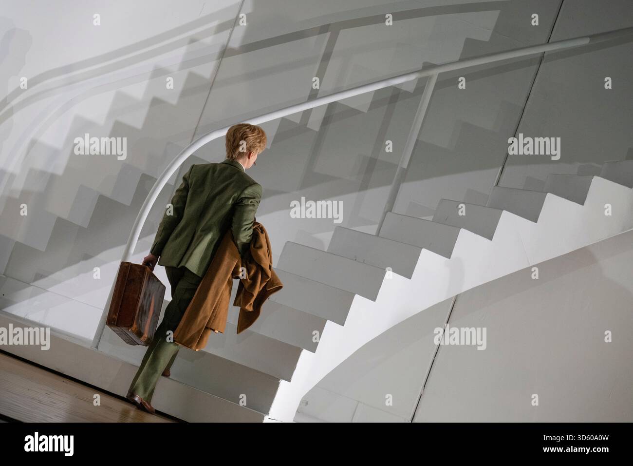 English National Opera, London Coliseum, Royaume-Uni. 17 novembre 2025. Répétition complète de Partenope de Haendel, un opéra en trois actes. Situé dans un salon parisien des années 1920, Christopher Alden produit des soirées et des cocktails non-stop s'inspire des artistes surréalistes de l'époque, dont Salvador Dali et Man Ray, le personnage d'Emilio étant basé sur Man Ray lui-même. Partenope est joué par Nardus Williams, les prétendants Arsace, Emilio et Armindo joués par Hugh Cutting, Ru Charlesworth et Jake Ingbar. Photographe Ormonte joué par William Thomas. Crédit : Malcolm Park/Alamy Live News Banque D'Images