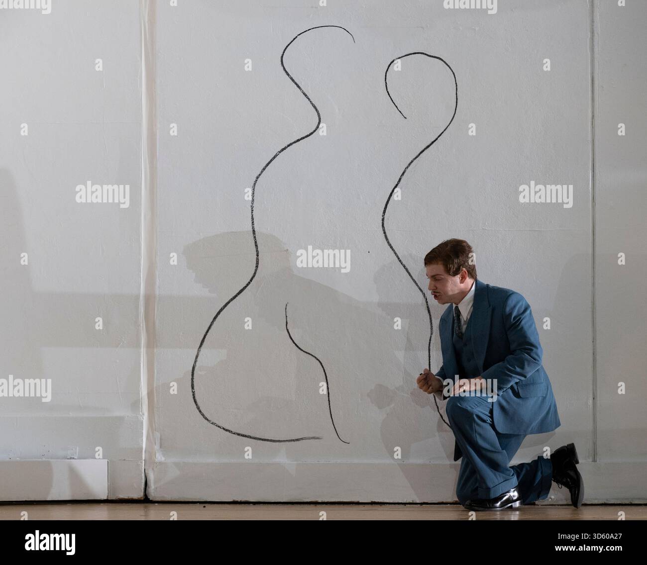 English National Opera, London Coliseum, Royaume-Uni. 17 novembre 2025. Répétition complète de Partenope de Haendel, un opéra en trois actes. Situé dans un salon parisien des années 1920, Christopher Alden produit des soirées et des cocktails non-stop s'inspire des artistes surréalistes de l'époque, dont Salvador Dali et Man Ray, le personnage d'Emilio étant basé sur Man Ray lui-même. Partenope est joué par Nardus Williams, les prétendants Arsace, Emilio et Armindo joués par Hugh Cutting, Ru Charlesworth et Jake Ingbar. Photographe Ormonte joué par William Thomas. Crédit : Malcolm Park/Alamy Live News Banque D'Images