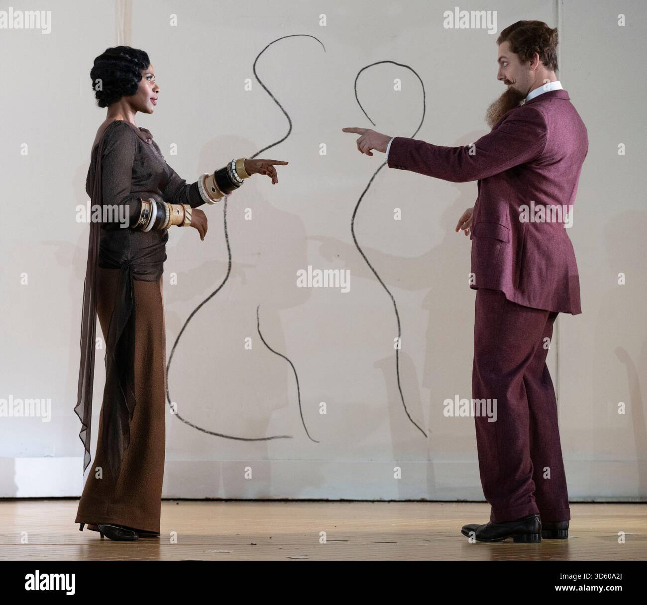 English National Opera, London Coliseum, Royaume-Uni. 17 novembre 2025. Répétition complète de Partenope de Haendel, un opéra en trois actes. Situé dans un salon parisien des années 1920, Christopher Alden produit des soirées et des cocktails non-stop s'inspire des artistes surréalistes de l'époque, dont Salvador Dali et Man Ray, le personnage d'Emilio étant basé sur Man Ray lui-même. Partenope est joué par Nardus Williams, les prétendants Arsace, Emilio et Armindo joués par Hugh Cutting, Ru Charlesworth et Jake Ingbar. Photographe Ormonte joué par William Thomas. Crédit : Malcolm Park/Alamy Live News Banque D'Images