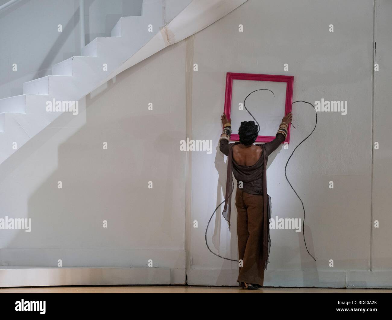 English National Opera, London Coliseum, Royaume-Uni. 17 novembre 2025. Répétition complète de Partenope de Haendel, un opéra en trois actes. Situé dans un salon parisien des années 1920, Christopher Alden produit des soirées et des cocktails non-stop s'inspire des artistes surréalistes de l'époque, dont Salvador Dali et Man Ray, le personnage d'Emilio étant basé sur Man Ray lui-même. Partenope est joué par Nardus Williams, les prétendants Arsace, Emilio et Armindo joués par Hugh Cutting, Ru Charlesworth et Jake Ingbar. Photographe Ormonte joué par William Thomas. Crédit : Malcolm Park/Alamy Live News Banque D'Images