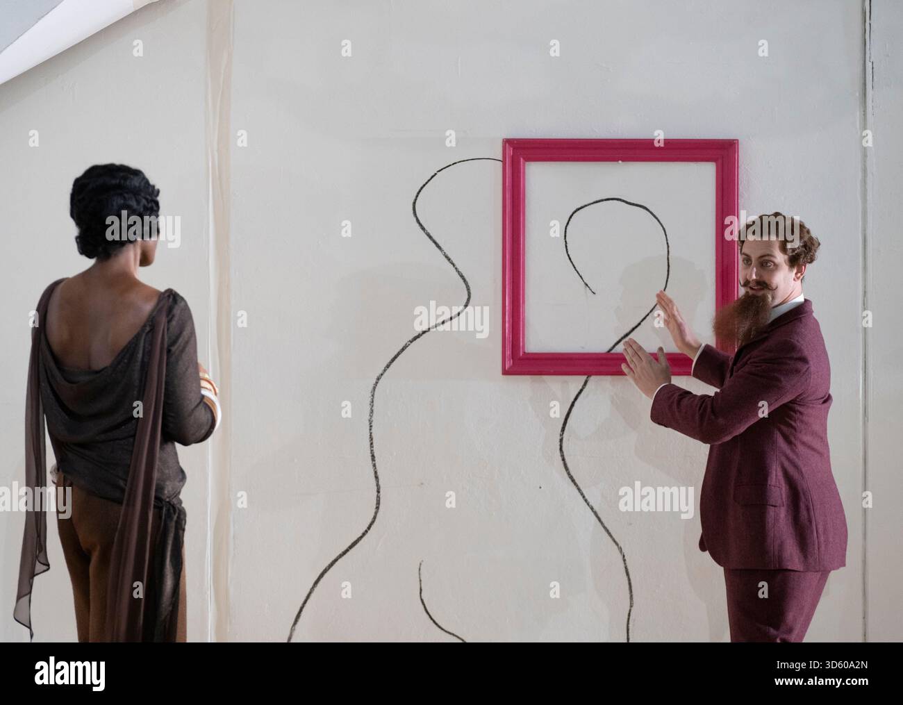 English National Opera, London Coliseum, Royaume-Uni. 17 novembre 2025. Répétition complète de Partenope de Haendel, un opéra en trois actes. Situé dans un salon parisien des années 1920, Christopher Alden produit des soirées et des cocktails non-stop s'inspire des artistes surréalistes de l'époque, dont Salvador Dali et Man Ray, le personnage d'Emilio étant basé sur Man Ray lui-même. Partenope est joué par Nardus Williams, les prétendants Arsace, Emilio et Armindo joués par Hugh Cutting, Ru Charlesworth et Jake Ingbar. Photographe Ormonte joué par William Thomas. Crédit : Malcolm Park/Alamy Live News Banque D'Images