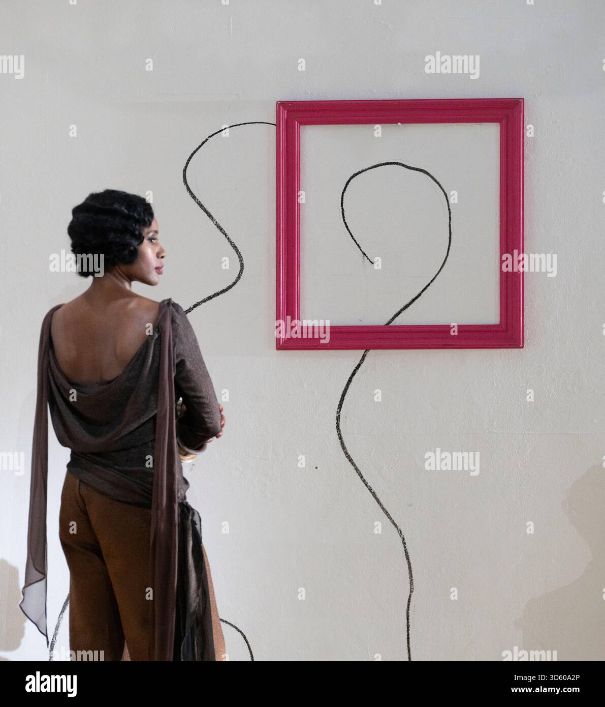 English National Opera, London Coliseum, Royaume-Uni. 17 novembre 2025. Répétition complète de Partenope de Haendel, un opéra en trois actes. Situé dans un salon parisien des années 1920, Christopher Alden produit des soirées et des cocktails non-stop s'inspire des artistes surréalistes de l'époque, dont Salvador Dali et Man Ray, le personnage d'Emilio étant basé sur Man Ray lui-même. Partenope est joué par Nardus Williams, les prétendants Arsace, Emilio et Armindo joués par Hugh Cutting, Ru Charlesworth et Jake Ingbar. Photographe Ormonte joué par William Thomas. Crédit : Malcolm Park/Alamy Live News Banque D'Images