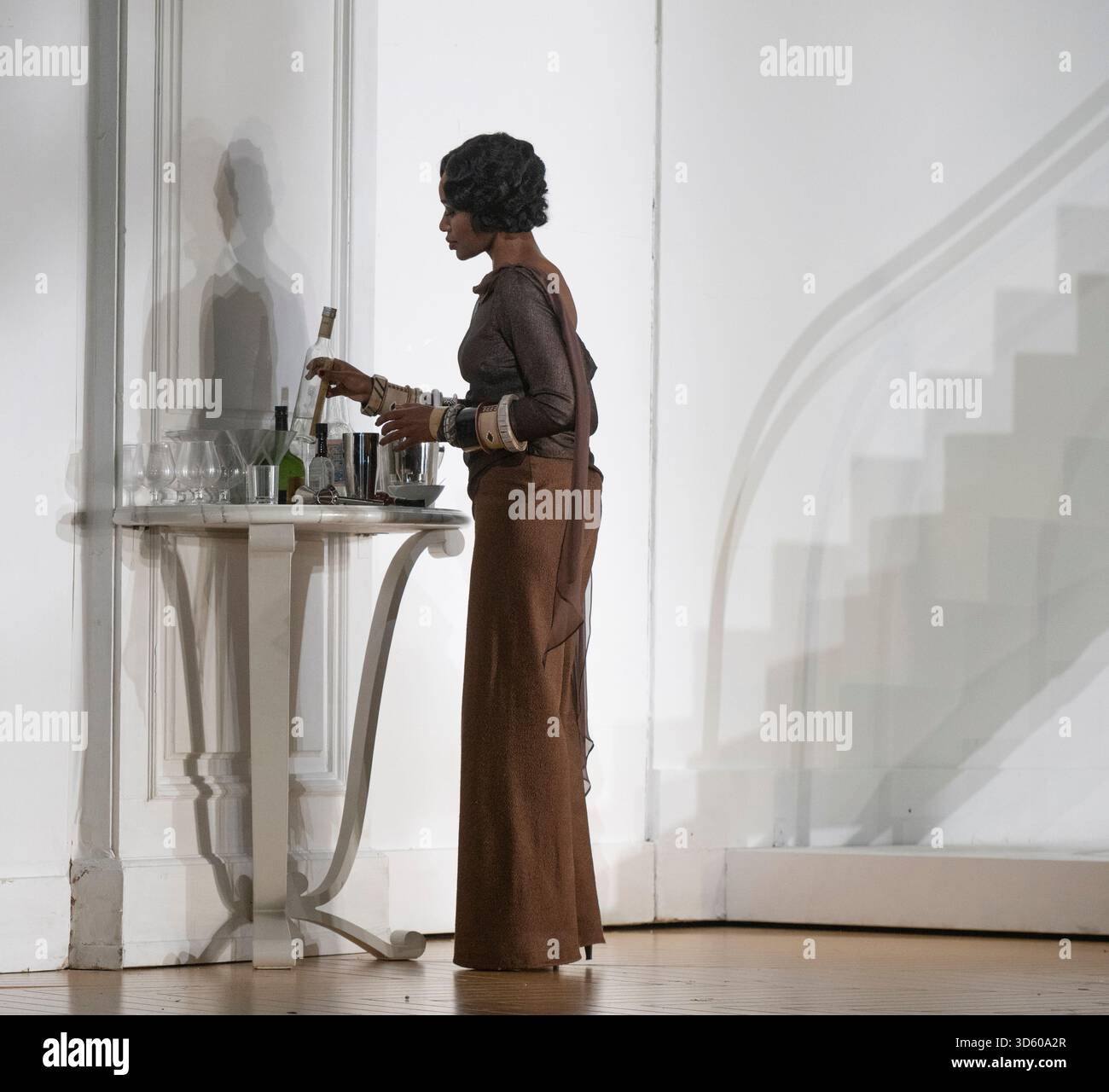 English National Opera, London Coliseum, Royaume-Uni. 17 novembre 2025. Répétition complète de Partenope de Haendel, un opéra en trois actes. Situé dans un salon parisien des années 1920, Christopher Alden produit des soirées et des cocktails non-stop s'inspire des artistes surréalistes de l'époque, dont Salvador Dali et Man Ray, le personnage d'Emilio étant basé sur Man Ray lui-même. Partenope est joué par Nardus Williams, les prétendants Arsace, Emilio et Armindo joués par Hugh Cutting, Ru Charlesworth et Jake Ingbar. Photographe Ormonte joué par William Thomas. Crédit : Malcolm Park/Alamy Live News Banque D'Images