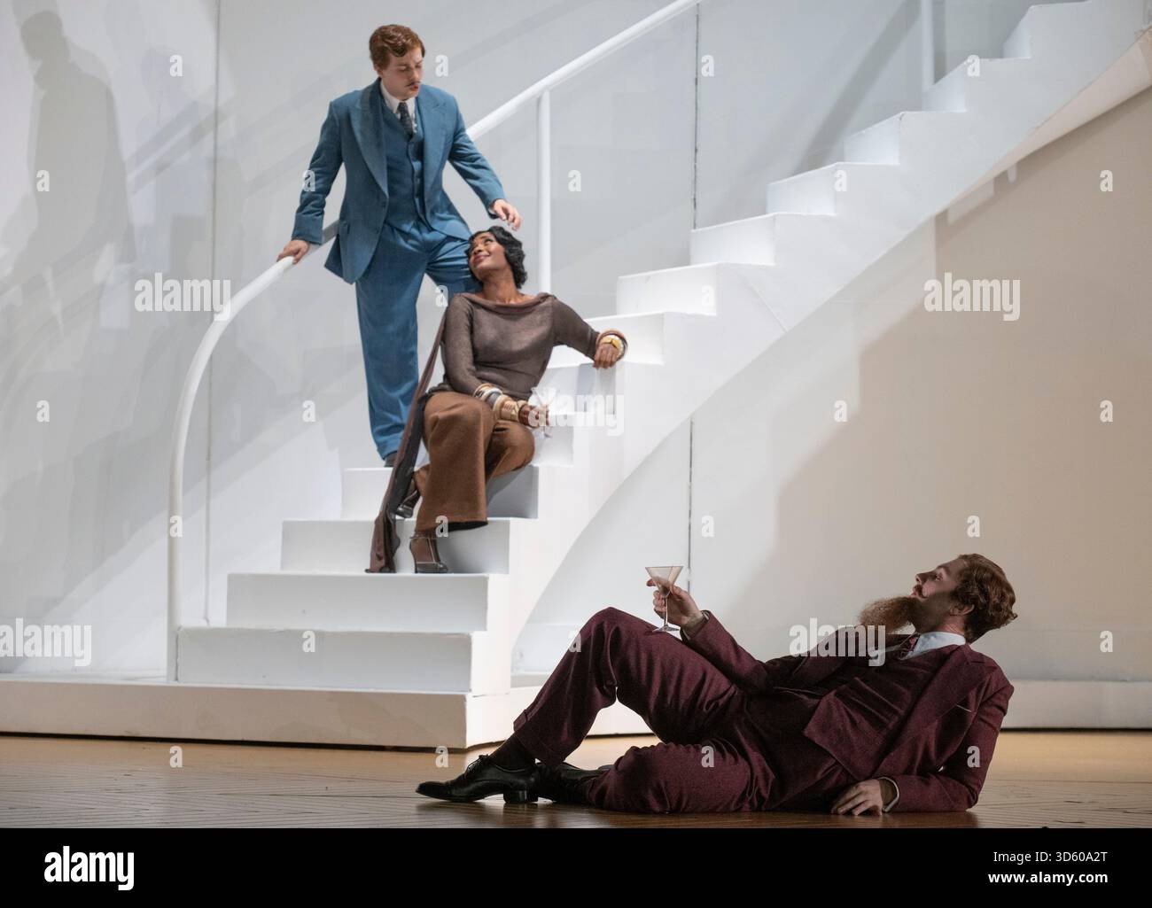 English National Opera, London Coliseum, Royaume-Uni. 17 novembre 2025. Répétition complète de Partenope de Haendel, un opéra en trois actes. Situé dans un salon parisien des années 1920, Christopher Alden produit des soirées et des cocktails non-stop s'inspire des artistes surréalistes de l'époque, dont Salvador Dali et Man Ray, le personnage d'Emilio étant basé sur Man Ray lui-même. Partenope est joué par Nardus Williams, les prétendants Arsace, Emilio et Armindo joués par Hugh Cutting, Ru Charlesworth et Jake Ingbar. Photographe Ormonte joué par William Thomas. Crédit : Malcolm Park/Alamy Live News Banque D'Images