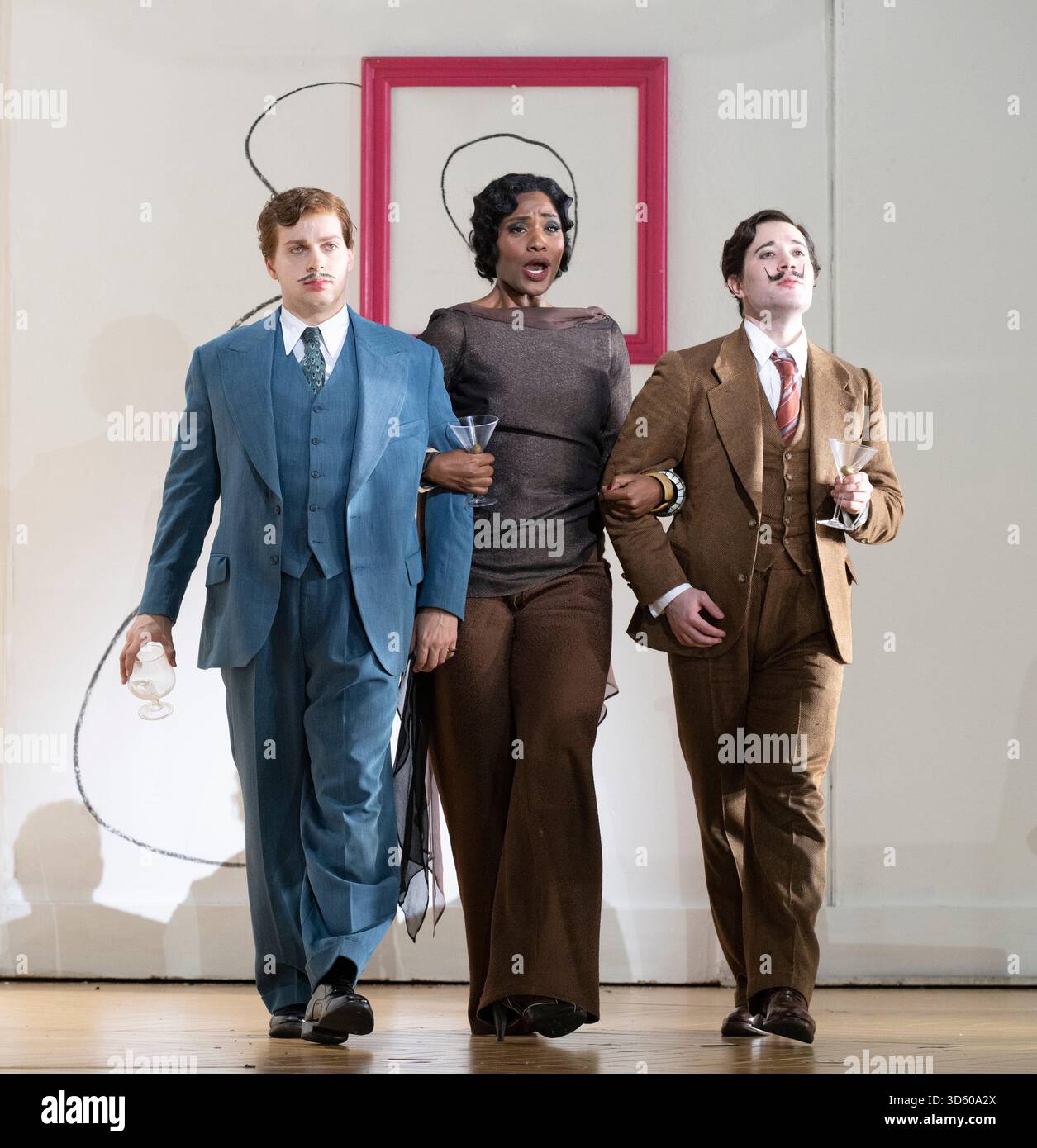 English National Opera, London Coliseum, Royaume-Uni. 17 novembre 2025. Répétition complète de Partenope de Haendel, un opéra en trois actes. Situé dans un salon parisien des années 1920, Christopher Alden produit des soirées et des cocktails non-stop s'inspire des artistes surréalistes de l'époque, dont Salvador Dali et Man Ray, le personnage d'Emilio étant basé sur Man Ray lui-même. Partenope est joué par Nardus Williams, les prétendants Arsace, Emilio et Armindo joués par Hugh Cutting, Ru Charlesworth et Jake Ingbar. Photographe Ormonte joué par William Thomas. Crédit : Malcolm Park/Alamy Live News Banque D'Images