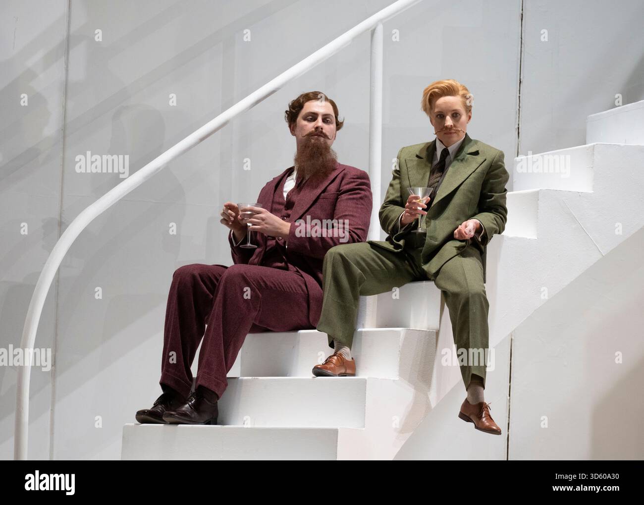 English National Opera, London Coliseum, Royaume-Uni. 17 novembre 2025. Répétition complète de Partenope de Haendel, un opéra en trois actes. Situé dans un salon parisien des années 1920, Christopher Alden produit des soirées et des cocktails non-stop s'inspire des artistes surréalistes de l'époque, dont Salvador Dali et Man Ray, le personnage d'Emilio étant basé sur Man Ray lui-même. Partenope est joué par Nardus Williams, les prétendants Arsace, Emilio et Armindo joués par Hugh Cutting, Ru Charlesworth et Jake Ingbar. Photographe Ormonte joué par William Thomas. Crédit : Malcolm Park/Alamy Live News Banque D'Images