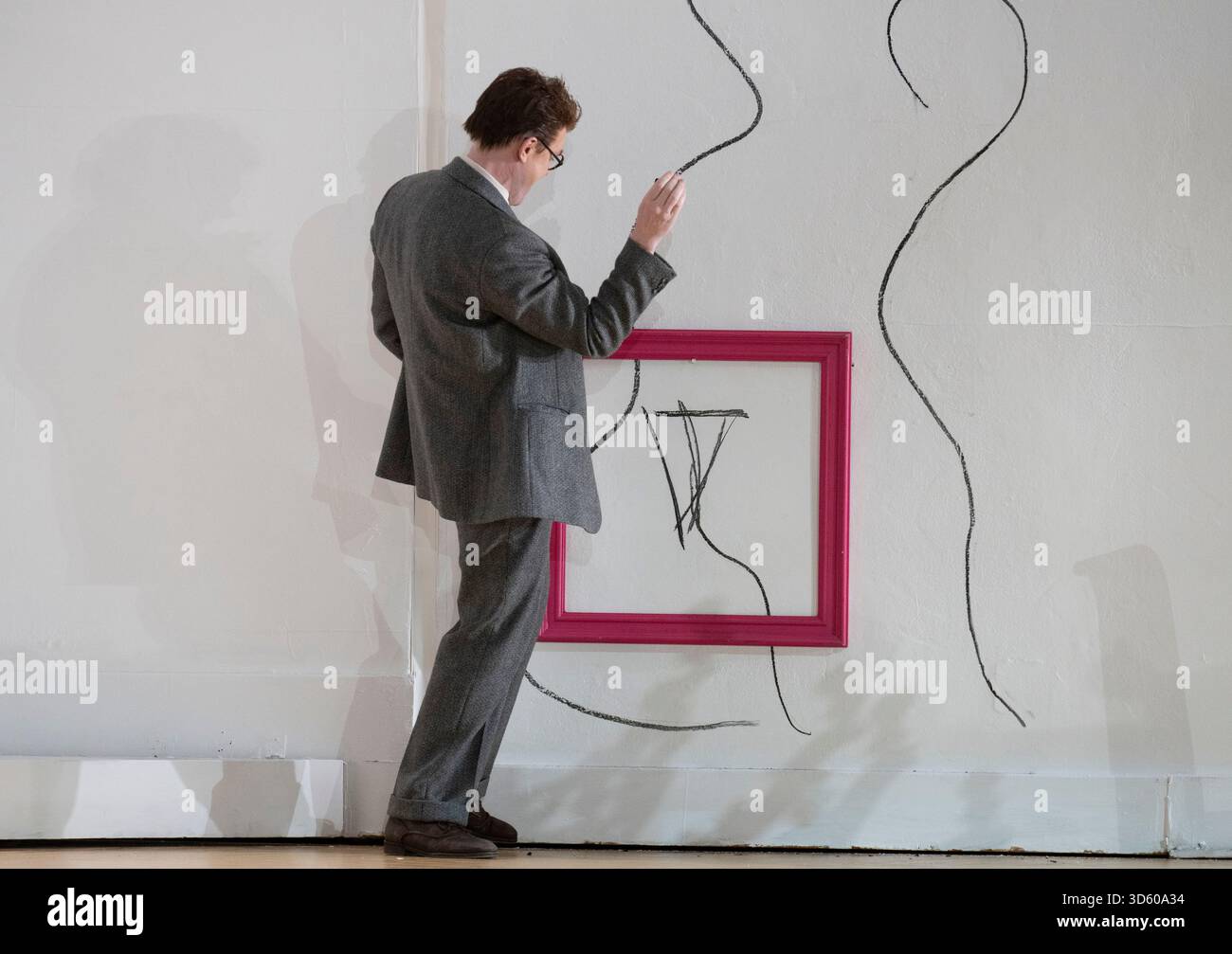 English National Opera, London Coliseum, Royaume-Uni. 17 novembre 2025. Répétition complète de Partenope de Haendel, un opéra en trois actes. Situé dans un salon parisien des années 1920, Christopher Alden produit des soirées et des cocktails non-stop s'inspire des artistes surréalistes de l'époque, dont Salvador Dali et Man Ray, le personnage d'Emilio étant basé sur Man Ray lui-même. Partenope est joué par Nardus Williams, les prétendants Arsace, Emilio et Armindo joués par Hugh Cutting, Ru Charlesworth et Jake Ingbar. Photographe Ormonte joué par William Thomas. Crédit : Malcolm Park/Alamy Live News Banque D'Images