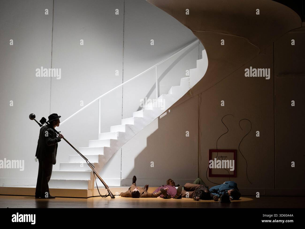 English National Opera, London Coliseum, Royaume-Uni. 17 novembre 2025. Répétition complète de Partenope de Haendel, un opéra en trois actes. Situé dans un salon parisien des années 1920, Christopher Alden produit des soirées et des cocktails non-stop s'inspire des artistes surréalistes de l'époque, dont Salvador Dali et Man Ray, le personnage d'Emilio étant basé sur Man Ray lui-même. Partenope est joué par Nardus Williams, les prétendants Arsace, Emilio et Armindo joués par Hugh Cutting, Ru Charlesworth et Jake Ingbar. Photographe Ormonte joué par William Thomas. Crédit : Malcolm Park/Alamy Live News Banque D'Images