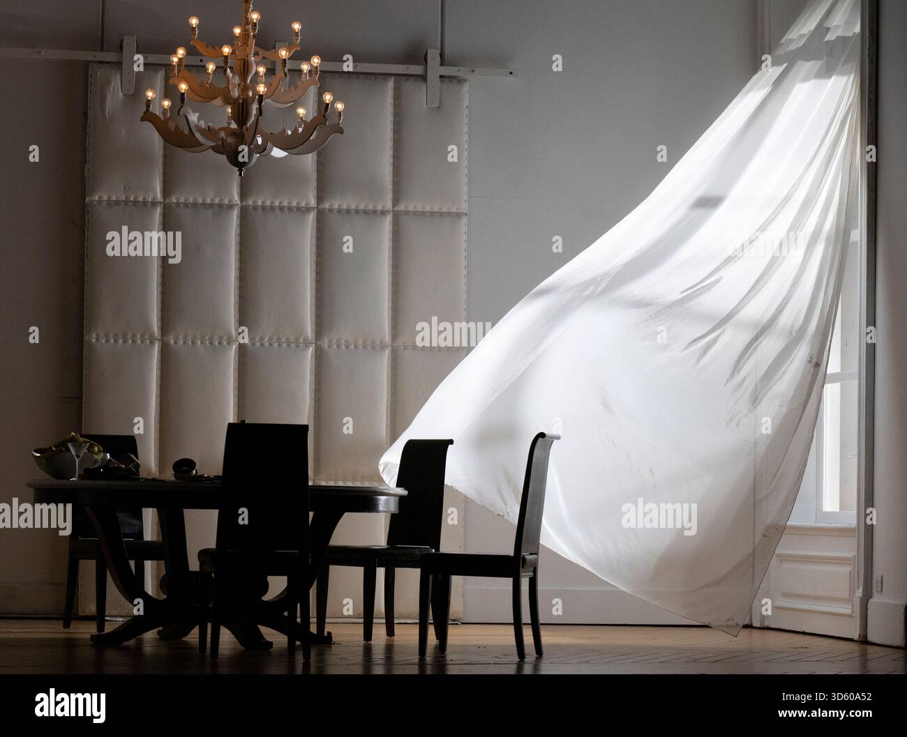 English National Opera, London Coliseum, Royaume-Uni. 17 novembre 2025. Répétition complète de Partenope de Haendel, un opéra en trois actes. Situé dans un salon parisien des années 1920, Christopher Alden produit des soirées et des cocktails non-stop s'inspire des artistes surréalistes de l'époque, dont Salvador Dali et Man Ray, le personnage d'Emilio étant basé sur Man Ray lui-même. Partenope est joué par Nardus Williams, les prétendants Arsace, Emilio et Armindo joués par Hugh Cutting, Ru Charlesworth et Jake Ingbar. Photographe Ormonte joué par William Thomas. Crédit : Malcolm Park/Alamy Live News Banque D'Images