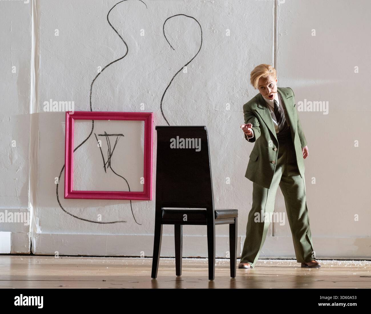 English National Opera, London Coliseum, Royaume-Uni. 17 novembre 2025. Répétition complète de Partenope de Haendel, un opéra en trois actes. Situé dans un salon parisien des années 1920, Christopher Alden produit des soirées et des cocktails non-stop s'inspire des artistes surréalistes de l'époque, dont Salvador Dali et Man Ray, le personnage d'Emilio étant basé sur Man Ray lui-même. Partenope est joué par Nardus Williams, les prétendants Arsace, Emilio et Armindo joués par Hugh Cutting, Ru Charlesworth et Jake Ingbar. Photographe Ormonte joué par William Thomas. Crédit : Malcolm Park/Alamy Live News Banque D'Images