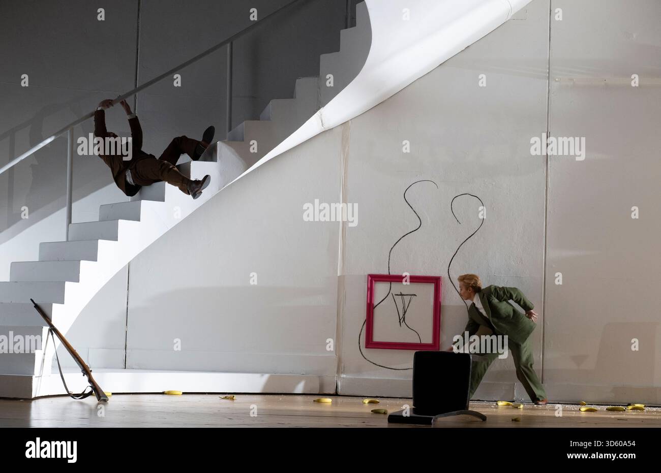 English National Opera, London Coliseum, Royaume-Uni. 17 novembre 2025. Répétition complète de Partenope de Haendel, un opéra en trois actes. Situé dans un salon parisien des années 1920, Christopher Alden produit des soirées et des cocktails non-stop s'inspire des artistes surréalistes de l'époque, dont Salvador Dali et Man Ray, le personnage d'Emilio étant basé sur Man Ray lui-même. Partenope est joué par Nardus Williams, les prétendants Arsace, Emilio et Armindo joués par Hugh Cutting, Ru Charlesworth et Jake Ingbar. Photographe Ormonte joué par William Thomas. Crédit : Malcolm Park/Alamy Live News Banque D'Images