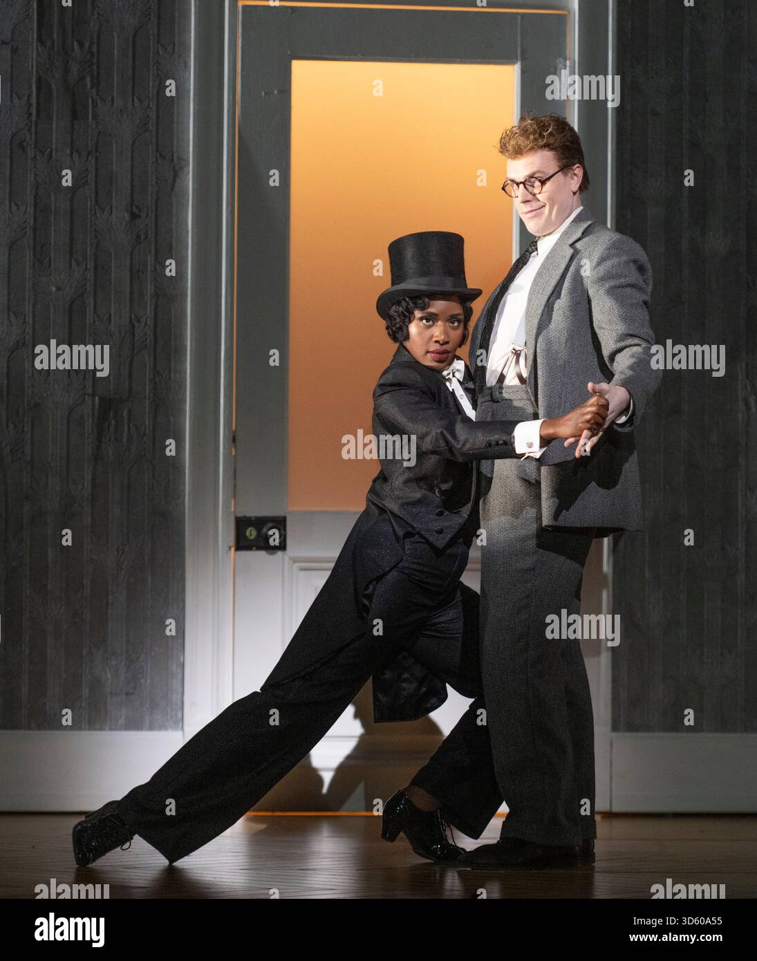 English National Opera, London Coliseum, Royaume-Uni. 17 novembre 2025. Répétition complète de Partenope de Haendel, un opéra en trois actes. Situé dans un salon parisien des années 1920, Christopher Alden produit des soirées et des cocktails non-stop s'inspire des artistes surréalistes de l'époque, dont Salvador Dali et Man Ray, le personnage d'Emilio étant basé sur Man Ray lui-même. Partenope est joué par Nardus Williams, les prétendants Arsace, Emilio et Armindo joués par Hugh Cutting, Ru Charlesworth et Jake Ingbar. Photographe Ormonte joué par William Thomas. Crédit : Malcolm Park/Alamy Live News Banque D'Images