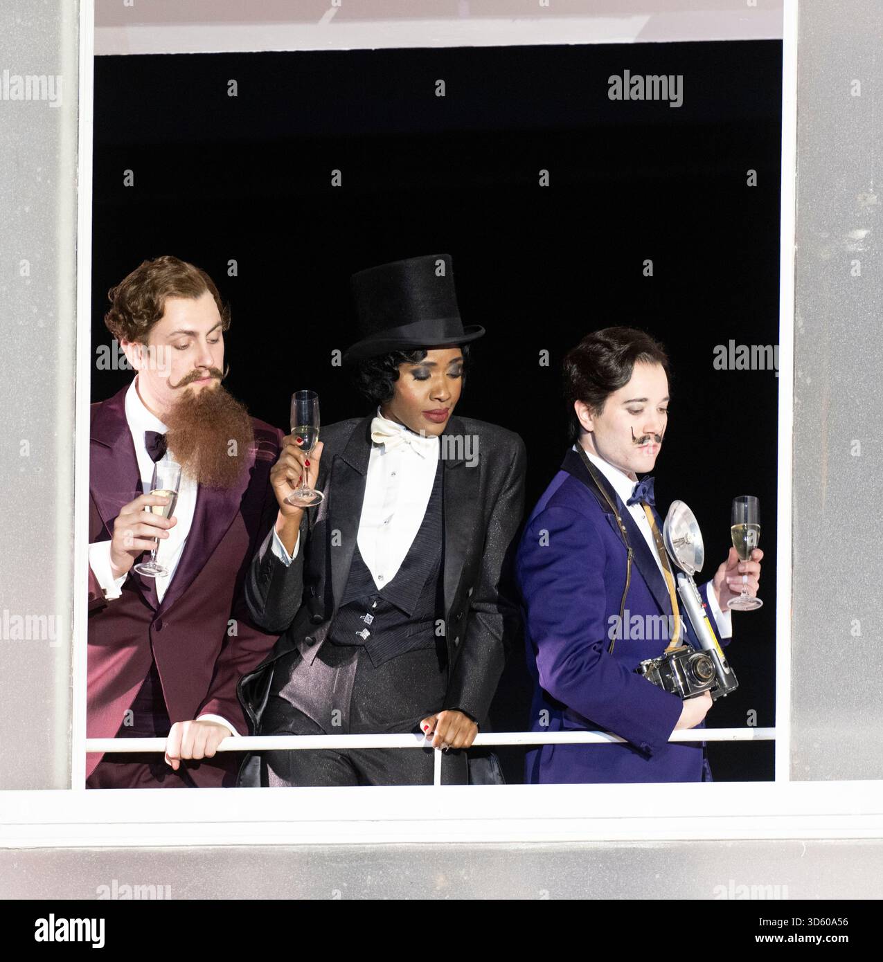 English National Opera, London Coliseum, Royaume-Uni. 17 novembre 2025. Répétition complète de Partenope de Haendel, un opéra en trois actes. Situé dans un salon parisien des années 1920, Christopher Alden produit des soirées et des cocktails non-stop s'inspire des artistes surréalistes de l'époque, dont Salvador Dali et Man Ray, le personnage d'Emilio étant basé sur Man Ray lui-même. Partenope est joué par Nardus Williams, les prétendants Arsace, Emilio et Armindo joués par Hugh Cutting, Ru Charlesworth et Jake Ingbar. Photographe Ormonte joué par William Thomas. Crédit : Malcolm Park/Alamy Live News Banque D'Images