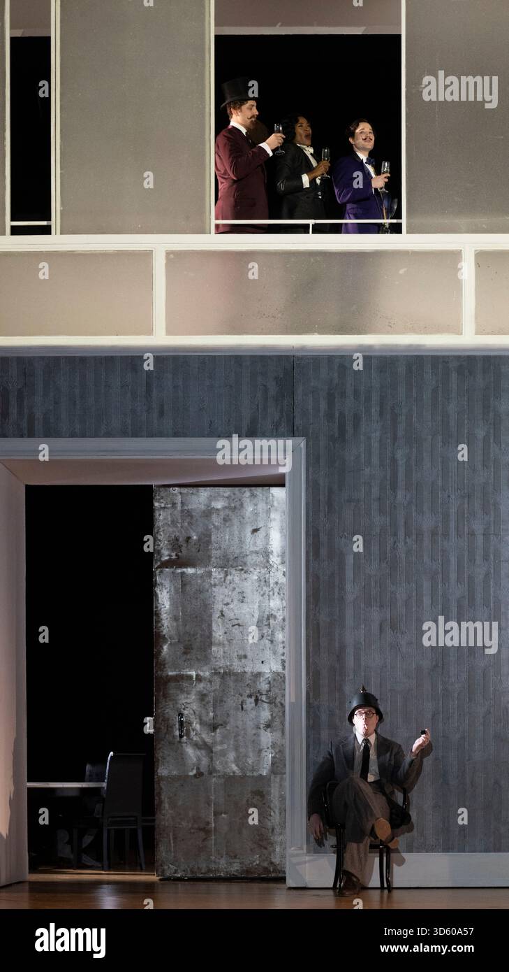 English National Opera, London Coliseum, Royaume-Uni. 17 novembre 2025. Répétition complète de Partenope de Haendel, un opéra en trois actes. Situé dans un salon parisien des années 1920, Christopher Alden produit des soirées et des cocktails non-stop s'inspire des artistes surréalistes de l'époque, dont Salvador Dali et Man Ray, le personnage d'Emilio étant basé sur Man Ray lui-même. Partenope est joué par Nardus Williams, les prétendants Arsace, Emilio et Armindo joués par Hugh Cutting, Ru Charlesworth et Jake Ingbar. Photographe Ormonte joué par William Thomas. Crédit : Malcolm Park/Alamy Live News Banque D'Images