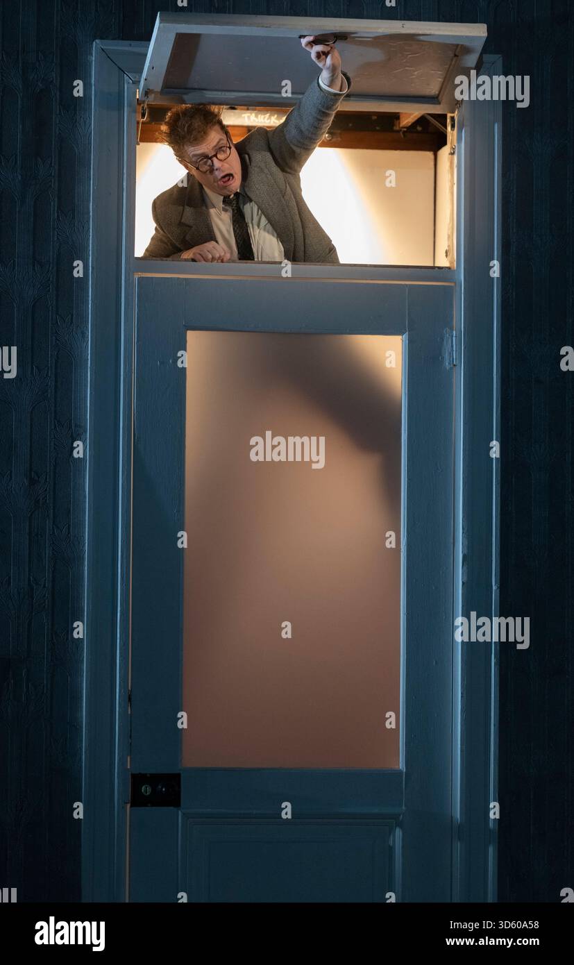 English National Opera, London Coliseum, Royaume-Uni. 17 novembre 2025. Répétition complète de Partenope de Haendel, un opéra en trois actes. Situé dans un salon parisien des années 1920, Christopher Alden produit des soirées et des cocktails non-stop s'inspire des artistes surréalistes de l'époque, dont Salvador Dali et Man Ray, le personnage d'Emilio étant basé sur Man Ray lui-même. Partenope est joué par Nardus Williams, les prétendants Arsace, Emilio et Armindo joués par Hugh Cutting, Ru Charlesworth et Jake Ingbar. Photographe Ormonte joué par William Thomas. Crédit : Malcolm Park/Alamy Live News Banque D'Images