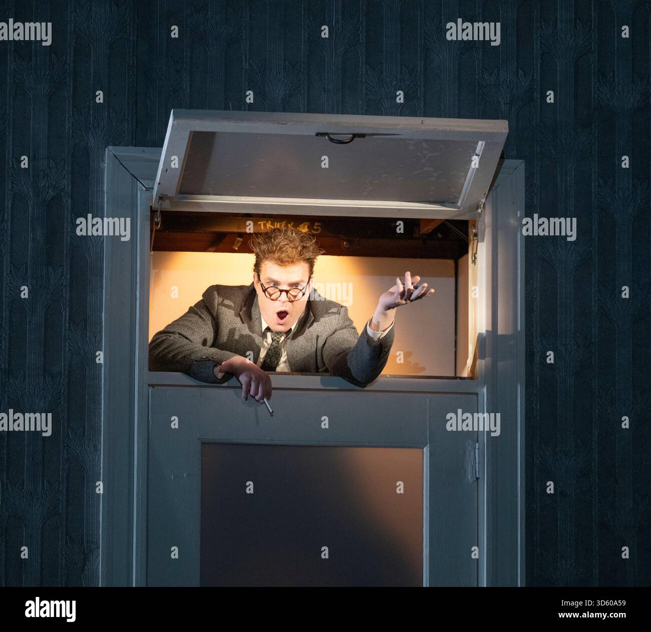 English National Opera, London Coliseum, Royaume-Uni. 17 novembre 2025. Répétition complète de Partenope de Haendel, un opéra en trois actes. Situé dans un salon parisien des années 1920, Christopher Alden produit des soirées et des cocktails non-stop s'inspire des artistes surréalistes de l'époque, dont Salvador Dali et Man Ray, le personnage d'Emilio étant basé sur Man Ray lui-même. Partenope est joué par Nardus Williams, les prétendants Arsace, Emilio et Armindo joués par Hugh Cutting, Ru Charlesworth et Jake Ingbar. Photographe Ormonte joué par William Thomas. Crédit : Malcolm Park/Alamy Live News Banque D'Images