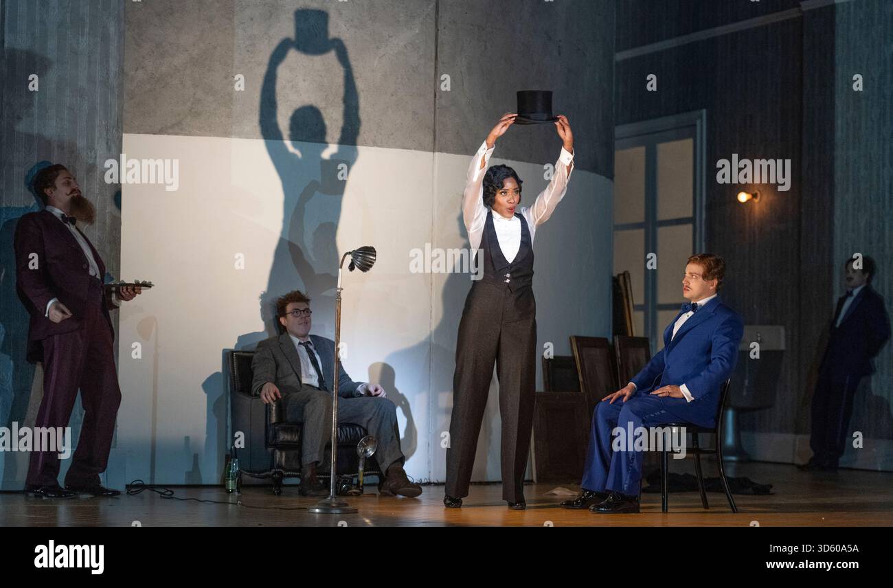 English National Opera, London Coliseum, Royaume-Uni. 17 novembre 2025. Répétition complète de Partenope de Haendel, un opéra en trois actes. Situé dans un salon parisien des années 1920, Christopher Alden produit des soirées et des cocktails non-stop s'inspire des artistes surréalistes de l'époque, dont Salvador Dali et Man Ray, le personnage d'Emilio étant basé sur Man Ray lui-même. Partenope est joué par Nardus Williams, les prétendants Arsace, Emilio et Armindo joués par Hugh Cutting, Ru Charlesworth et Jake Ingbar. Photographe Ormonte joué par William Thomas. Crédit : Malcolm Park/Alamy Live News Banque D'Images