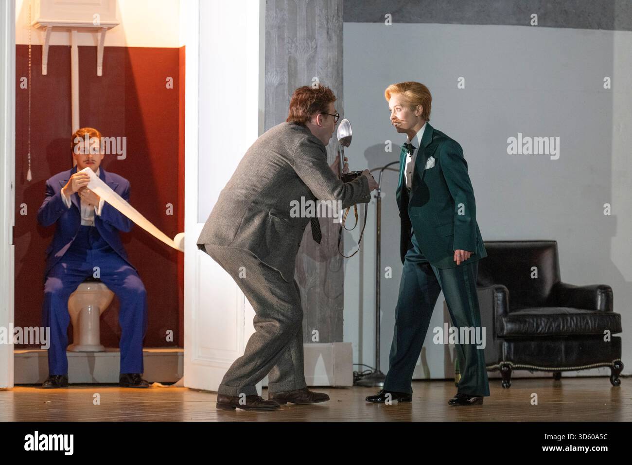 English National Opera, London Coliseum, Royaume-Uni. 17 novembre 2025. Répétition complète de Partenope de Haendel, un opéra en trois actes. Situé dans un salon parisien des années 1920, Christopher Alden produit des soirées et des cocktails non-stop s'inspire des artistes surréalistes de l'époque, dont Salvador Dali et Man Ray, le personnage d'Emilio étant basé sur Man Ray lui-même. Partenope est joué par Nardus Williams, les prétendants Arsace, Emilio et Armindo joués par Hugh Cutting, Ru Charlesworth et Jake Ingbar. Photographe Ormonte joué par William Thomas. Crédit : Malcolm Park/Alamy Live News Banque D'Images