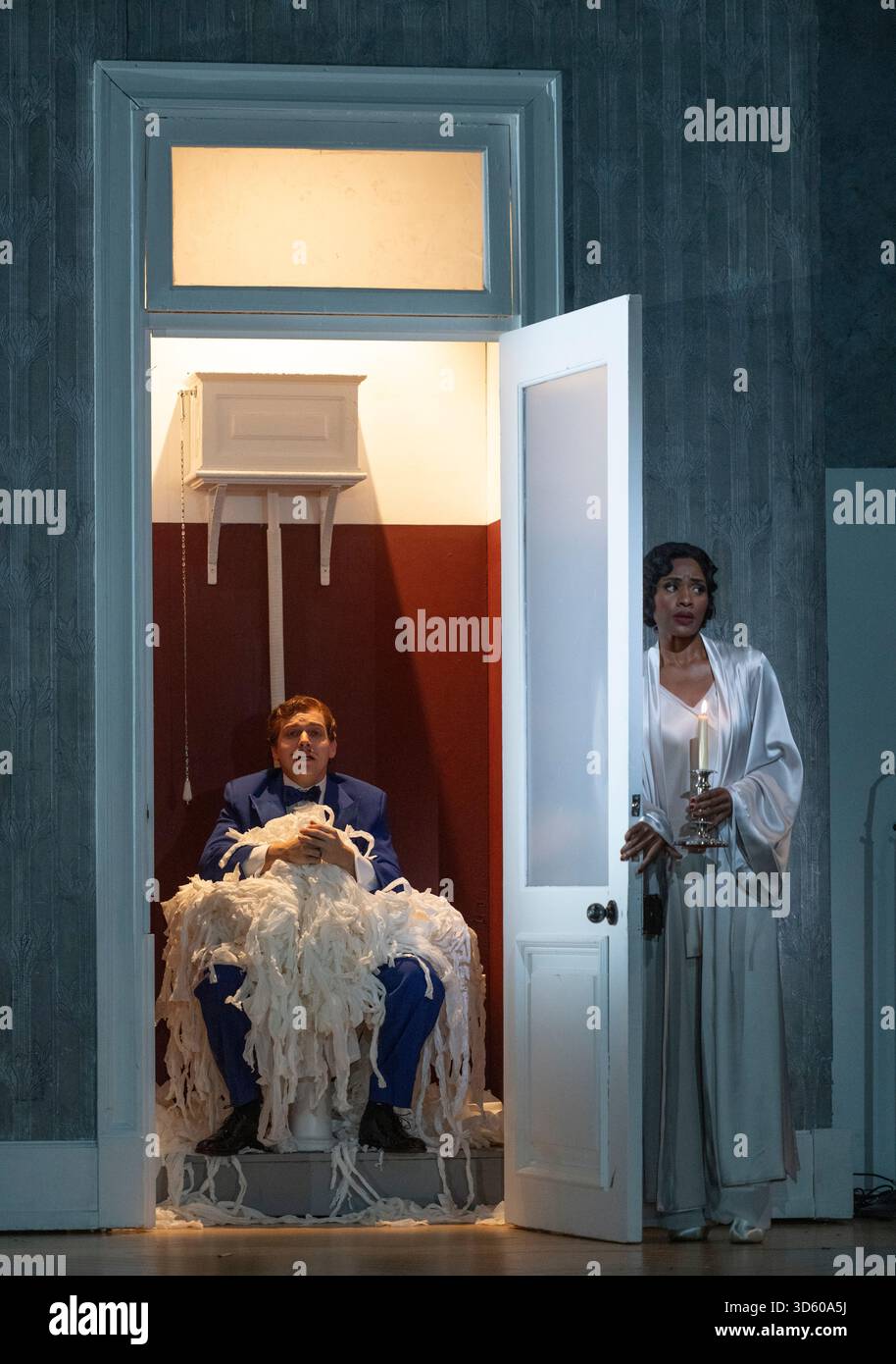 English National Opera, London Coliseum, Royaume-Uni. 17 novembre 2025. Répétition complète de Partenope de Haendel, un opéra en trois actes. Situé dans un salon parisien des années 1920, Christopher Alden produit des soirées et des cocktails non-stop s'inspire des artistes surréalistes de l'époque, dont Salvador Dali et Man Ray, le personnage d'Emilio étant basé sur Man Ray lui-même. Partenope est joué par Nardus Williams, les prétendants Arsace, Emilio et Armindo joués par Hugh Cutting, Ru Charlesworth et Jake Ingbar. Photographe Ormonte joué par William Thomas. Crédit : Malcolm Park/Alamy Live News Banque D'Images