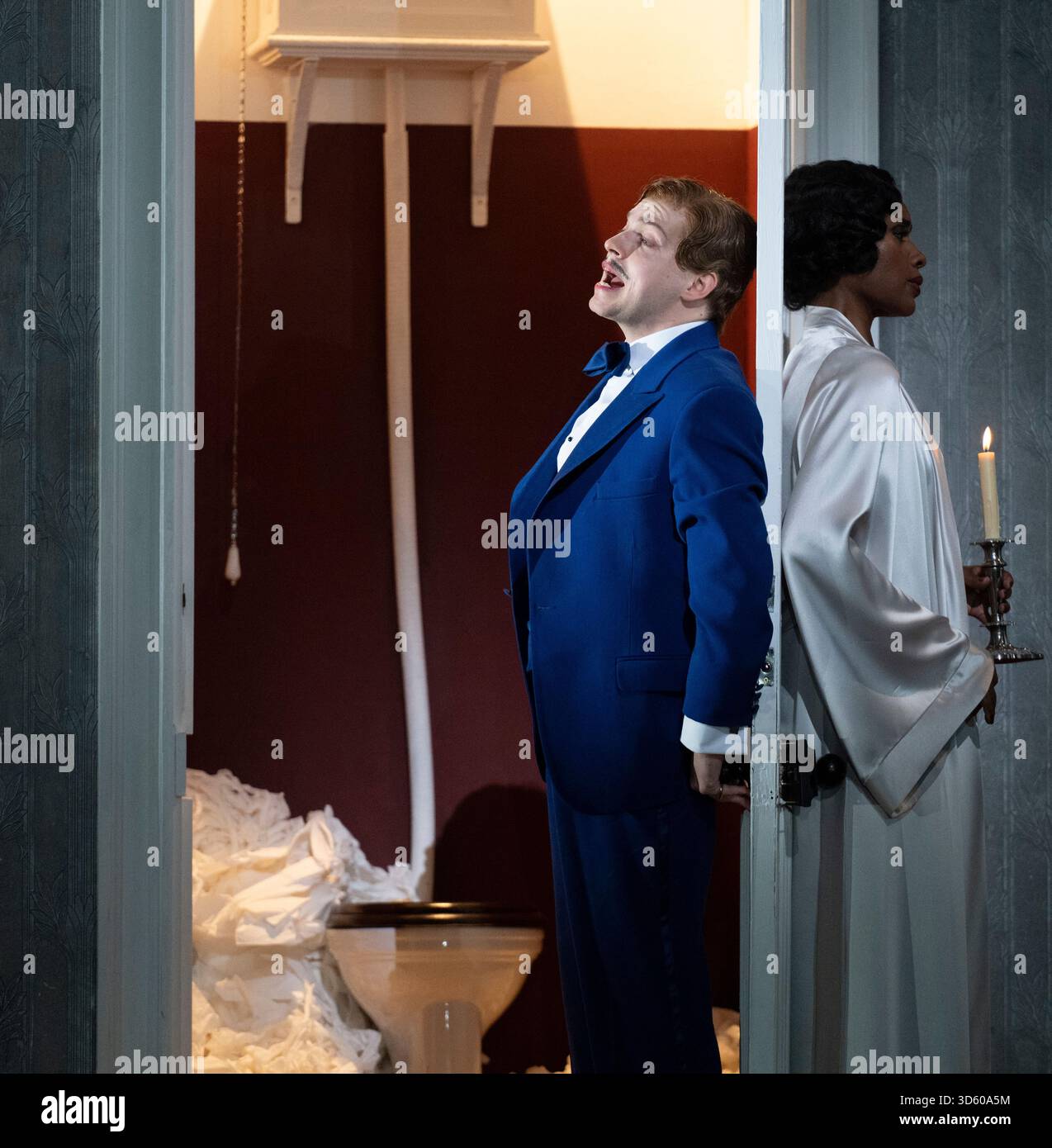 English National Opera, London Coliseum, Royaume-Uni. 17 novembre 2025. Répétition complète de Partenope de Haendel, un opéra en trois actes. Situé dans un salon parisien des années 1920, Christopher Alden produit des soirées et des cocktails non-stop s'inspire des artistes surréalistes de l'époque, dont Salvador Dali et Man Ray, le personnage d'Emilio étant basé sur Man Ray lui-même. Partenope est joué par Nardus Williams, les prétendants Arsace, Emilio et Armindo joués par Hugh Cutting, Ru Charlesworth et Jake Ingbar. Photographe Ormonte joué par William Thomas. Crédit : Malcolm Park/Alamy Live News Banque D'Images