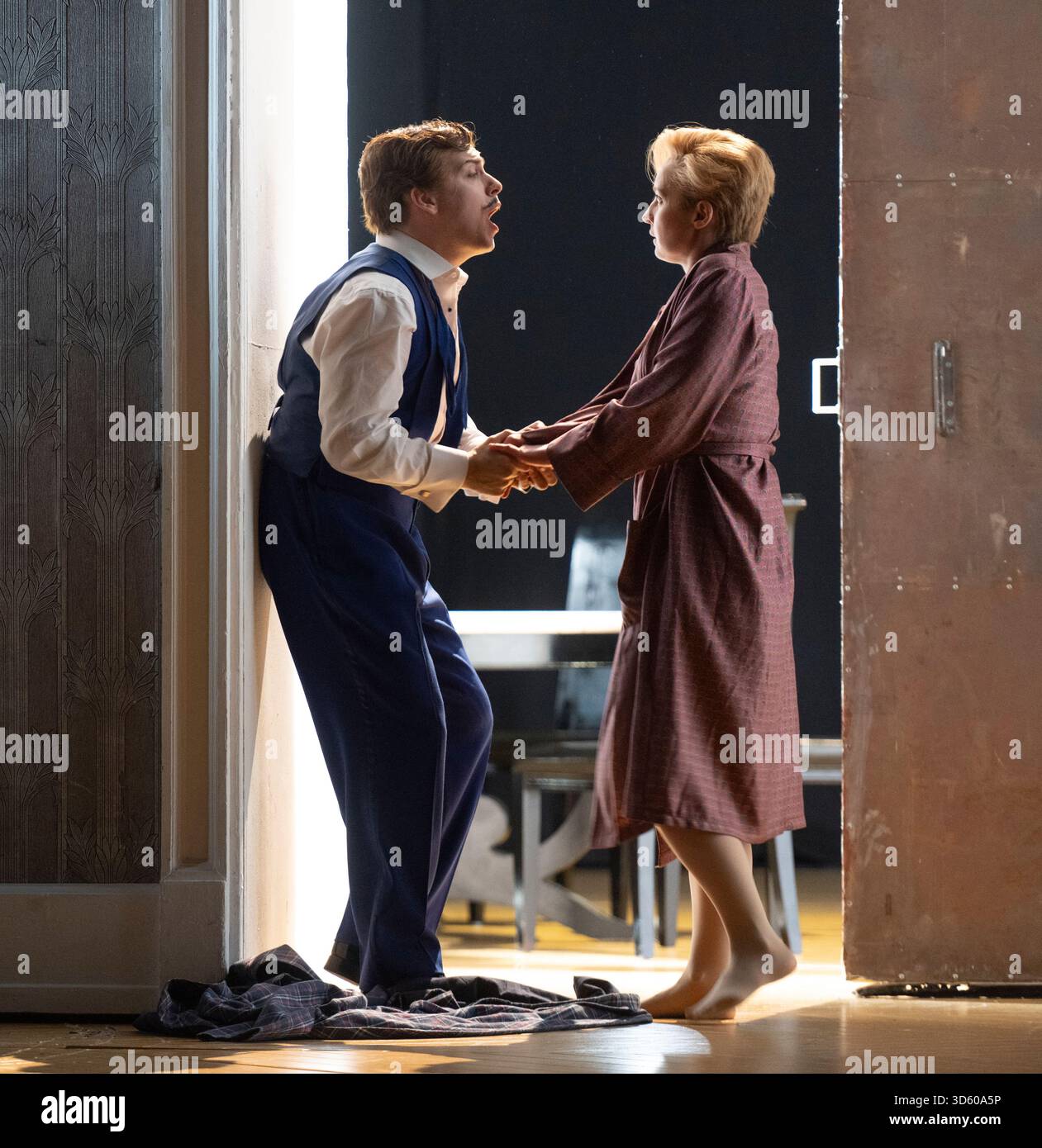 English National Opera, London Coliseum, Royaume-Uni. 17 novembre 2025. Répétition complète de Partenope de Haendel, un opéra en trois actes. Situé dans un salon parisien des années 1920, Christopher Alden produit des soirées et des cocktails non-stop s'inspire des artistes surréalistes de l'époque, dont Salvador Dali et Man Ray, le personnage d'Emilio étant basé sur Man Ray lui-même. Partenope est joué par Nardus Williams, les prétendants Arsace, Emilio et Armindo joués par Hugh Cutting, Ru Charlesworth et Jake Ingbar. Photographe Ormonte joué par William Thomas. Crédit : Malcolm Park/Alamy Live News Banque D'Images