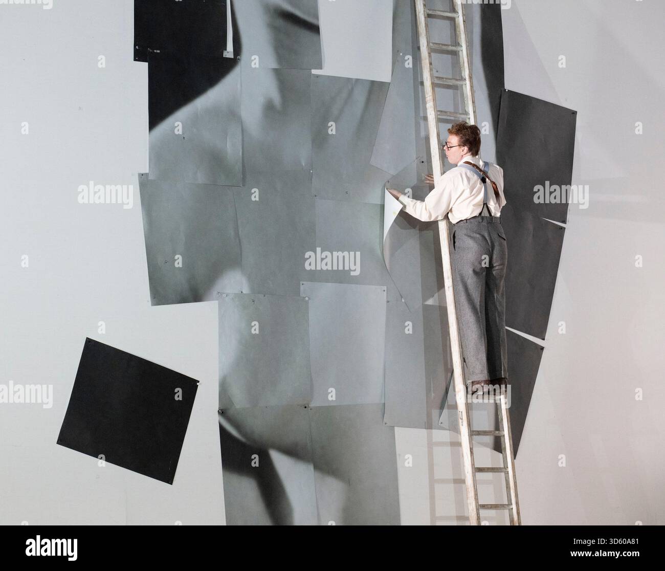 English National Opera, London Coliseum, Royaume-Uni. 17 novembre 2025. Répétition complète de Partenope de Haendel, un opéra en trois actes. Situé dans un salon parisien des années 1920, Christopher Alden produit des soirées et des cocktails non-stop s'inspire des artistes surréalistes de l'époque, dont Salvador Dali et Man Ray, le personnage d'Emilio étant basé sur Man Ray lui-même. Partenope est joué par Nardus Williams, les prétendants Arsace, Emilio et Armindo joués par Hugh Cutting, Ru Charlesworth et Jake Ingbar. Photographe Ormonte joué par William Thomas. Crédit : Malcolm Park/Alamy Live News Banque D'Images