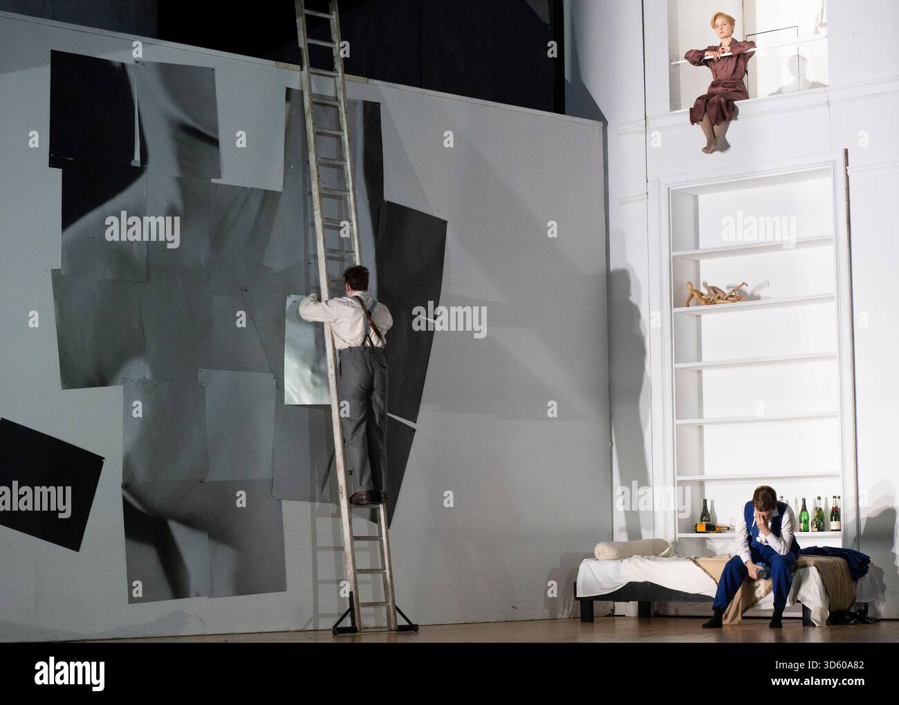 English National Opera, London Coliseum, Royaume-Uni. 17 novembre 2025. Répétition complète de Partenope de Haendel, un opéra en trois actes. Situé dans un salon parisien des années 1920, Christopher Alden produit des soirées et des cocktails non-stop s'inspire des artistes surréalistes de l'époque, dont Salvador Dali et Man Ray, le personnage d'Emilio étant basé sur Man Ray lui-même. Partenope est joué par Nardus Williams, les prétendants Arsace, Emilio et Armindo joués par Hugh Cutting, Ru Charlesworth et Jake Ingbar. Photographe Ormonte joué par William Thomas. Crédit : Malcolm Park/Alamy Live News Banque D'Images