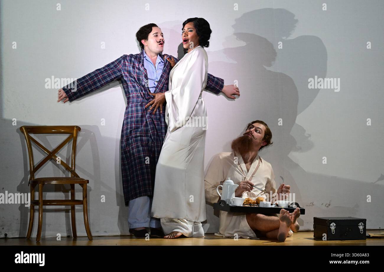 English National Opera, London Coliseum, Royaume-Uni. 17 novembre 2025. Répétition complète de Partenope de Haendel, un opéra en trois actes. Situé dans un salon parisien des années 1920, Christopher Alden produit des soirées et des cocktails non-stop s'inspire des artistes surréalistes de l'époque, dont Salvador Dali et Man Ray, le personnage d'Emilio étant basé sur Man Ray lui-même. Partenope est joué par Nardus Williams, les prétendants Arsace, Emilio et Armindo joués par Hugh Cutting, Ru Charlesworth et Jake Ingbar. Photographe Ormonte joué par William Thomas. Crédit : Malcolm Park/Alamy Live News Banque D'Images