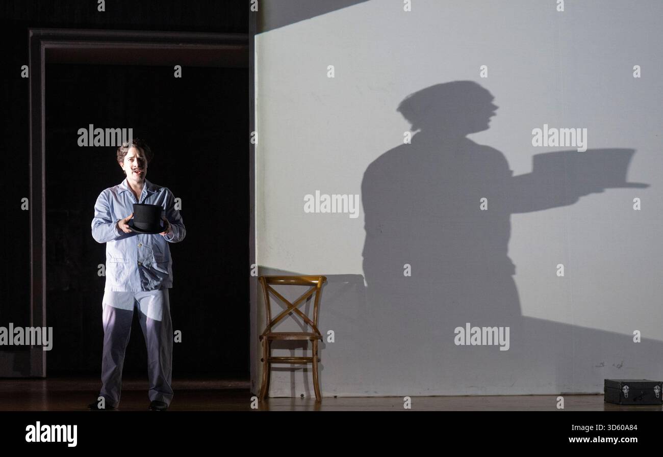 English National Opera, London Coliseum, Royaume-Uni. 17 novembre 2025. Répétition complète de Partenope de Haendel, un opéra en trois actes. Situé dans un salon parisien des années 1920, Christopher Alden produit des soirées et des cocktails non-stop s'inspire des artistes surréalistes de l'époque, dont Salvador Dali et Man Ray, le personnage d'Emilio étant basé sur Man Ray lui-même. Partenope est joué par Nardus Williams, les prétendants Arsace, Emilio et Armindo joués par Hugh Cutting, Ru Charlesworth et Jake Ingbar. Photographe Ormonte joué par William Thomas. Crédit : Malcolm Park/Alamy Live News Banque D'Images