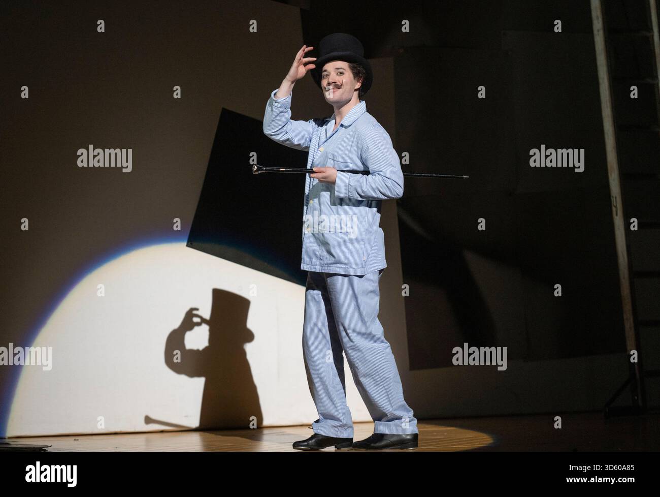 English National Opera, London Coliseum, Royaume-Uni. 17 novembre 2025. Répétition complète de Partenope de Haendel, un opéra en trois actes. Situé dans un salon parisien des années 1920, Christopher Alden produit des soirées et des cocktails non-stop s'inspire des artistes surréalistes de l'époque, dont Salvador Dali et Man Ray, le personnage d'Emilio étant basé sur Man Ray lui-même. Partenope est joué par Nardus Williams, les prétendants Arsace, Emilio et Armindo joués par Hugh Cutting, Ru Charlesworth et Jake Ingbar. Photographe Ormonte joué par William Thomas. Crédit : Malcolm Park/Alamy Live News Banque D'Images