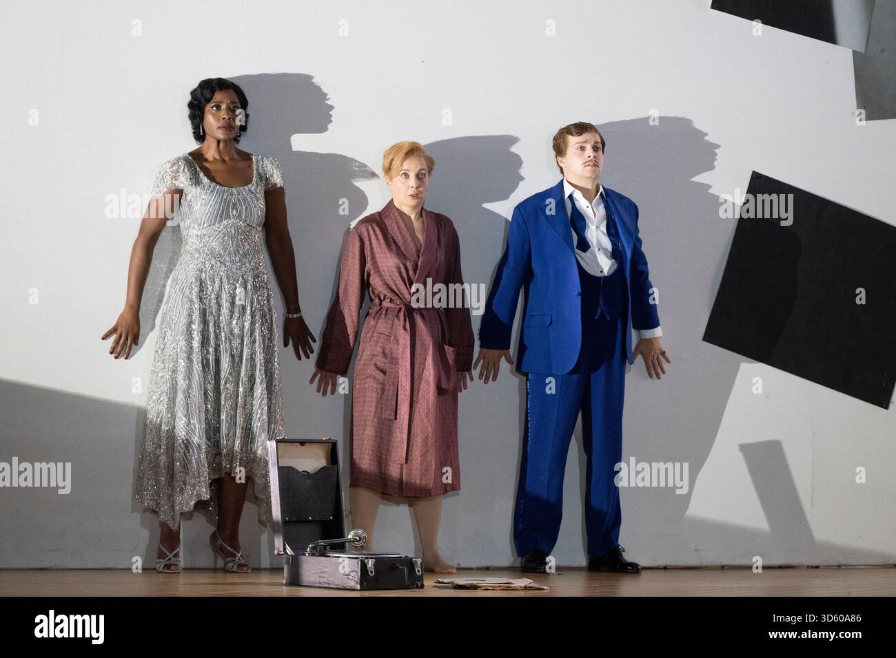 English National Opera, London Coliseum, Royaume-Uni. 17 novembre 2025. Répétition complète de Partenope de Haendel, un opéra en trois actes. Situé dans un salon parisien des années 1920, Christopher Alden produit des soirées et des cocktails non-stop s'inspire des artistes surréalistes de l'époque, dont Salvador Dali et Man Ray, le personnage d'Emilio étant basé sur Man Ray lui-même. Partenope est joué par Nardus Williams, les prétendants Arsace, Emilio et Armindo joués par Hugh Cutting, Ru Charlesworth et Jake Ingbar. Photographe Ormonte joué par William Thomas. Crédit : Malcolm Park/Alamy Live News Banque D'Images