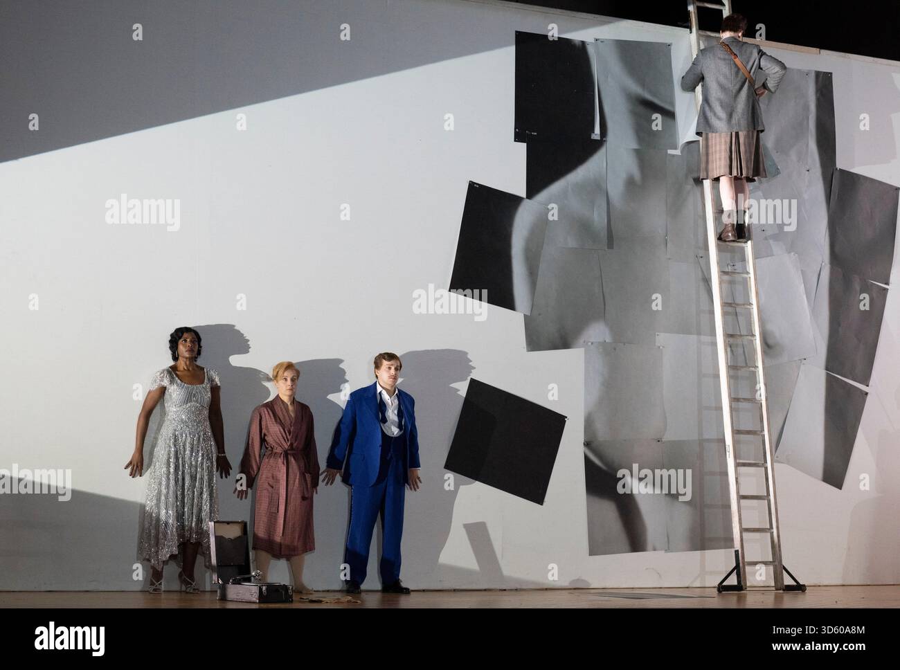 English National Opera, London Coliseum, Royaume-Uni. 17 novembre 2025. Répétition complète de Partenope de Haendel, un opéra en trois actes. Situé dans un salon parisien des années 1920, Christopher Alden produit des soirées et des cocktails non-stop s'inspire des artistes surréalistes de l'époque, dont Salvador Dali et Man Ray, le personnage d'Emilio étant basé sur Man Ray lui-même. Partenope est joué par Nardus Williams, les prétendants Arsace, Emilio et Armindo joués par Hugh Cutting, Ru Charlesworth et Jake Ingbar. Photographe Ormonte joué par William Thomas. Crédit : Malcolm Park/Alamy Live News Banque D'Images