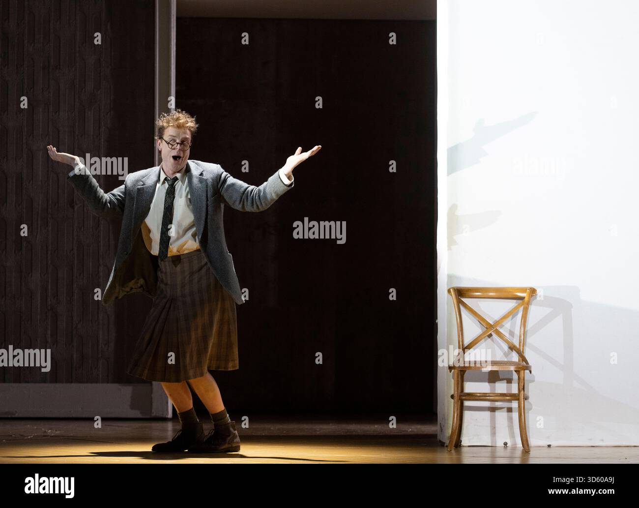 English National Opera, London Coliseum, Royaume-Uni. 17 novembre 2025. Répétition complète de Partenope de Haendel, un opéra en trois actes. Situé dans un salon parisien des années 1920, Christopher Alden produit des soirées et des cocktails non-stop s'inspire des artistes surréalistes de l'époque, dont Salvador Dali et Man Ray, le personnage d'Emilio étant basé sur Man Ray lui-même. Partenope est joué par Nardus Williams, les prétendants Arsace, Emilio et Armindo joués par Hugh Cutting, Ru Charlesworth et Jake Ingbar. Photographe Ormonte joué par William Thomas. Crédit : Malcolm Park/Alamy Live News Banque D'Images