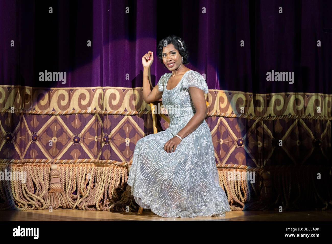 English National Opera, London Coliseum, Royaume-Uni. 17 novembre 2025. Répétition complète de Partenope de Haendel, un opéra en trois actes. Situé dans un salon parisien des années 1920, Christopher Alden produit des soirées et des cocktails non-stop s'inspire des artistes surréalistes de l'époque, dont Salvador Dali et Man Ray, le personnage d'Emilio étant basé sur Man Ray lui-même. Partenope est joué par Nardus Williams, les prétendants Arsace, Emilio et Armindo joués par Hugh Cutting, Ru Charlesworth et Jake Ingbar. Photographe Ormonte joué par William Thomas. Crédit : Malcolm Park/Alamy Live News Banque D'Images