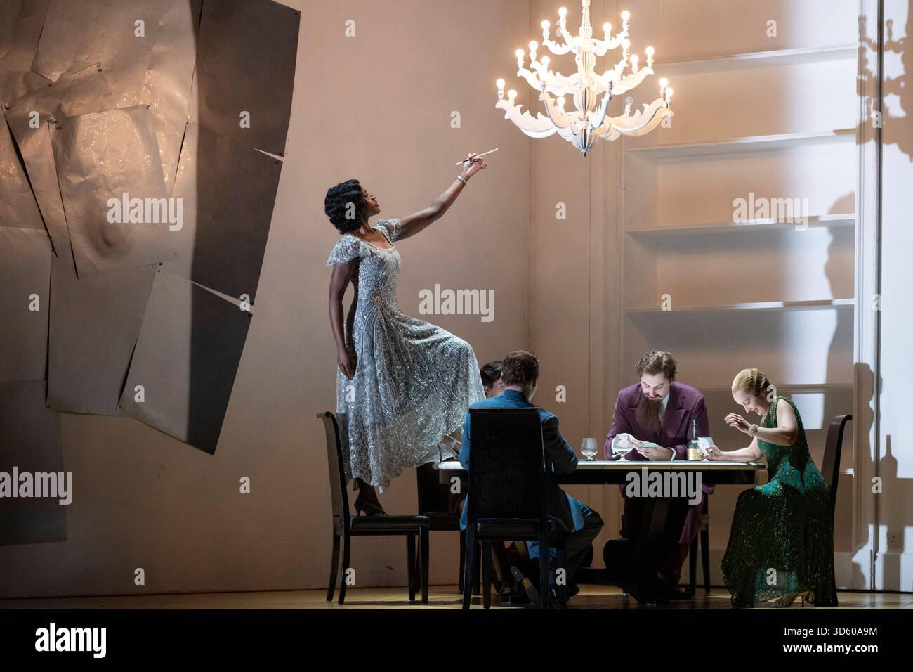 English National Opera, London Coliseum, Royaume-Uni. 17 novembre 2025. Répétition complète de Partenope de Haendel, un opéra en trois actes. Situé dans un salon parisien des années 1920, Christopher Alden produit des soirées et des cocktails non-stop s'inspire des artistes surréalistes de l'époque, dont Salvador Dali et Man Ray, le personnage d'Emilio étant basé sur Man Ray lui-même. Partenope est joué par Nardus Williams, les prétendants Arsace, Emilio et Armindo joués par Hugh Cutting, Ru Charlesworth et Jake Ingbar. Photographe Ormonte joué par William Thomas. Crédit : Malcolm Park/Alamy Live News Banque D'Images