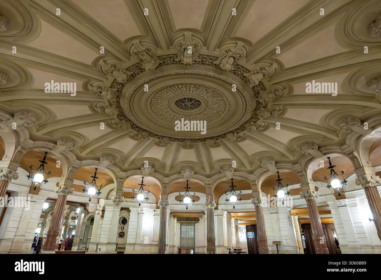 Éléments architecturaux éclectiques et de style Beaux-Arts du second Empire en France, rencontrent des éléments de néo-baroque, classicisme, architecture romaine, marbre, Banque D'Images