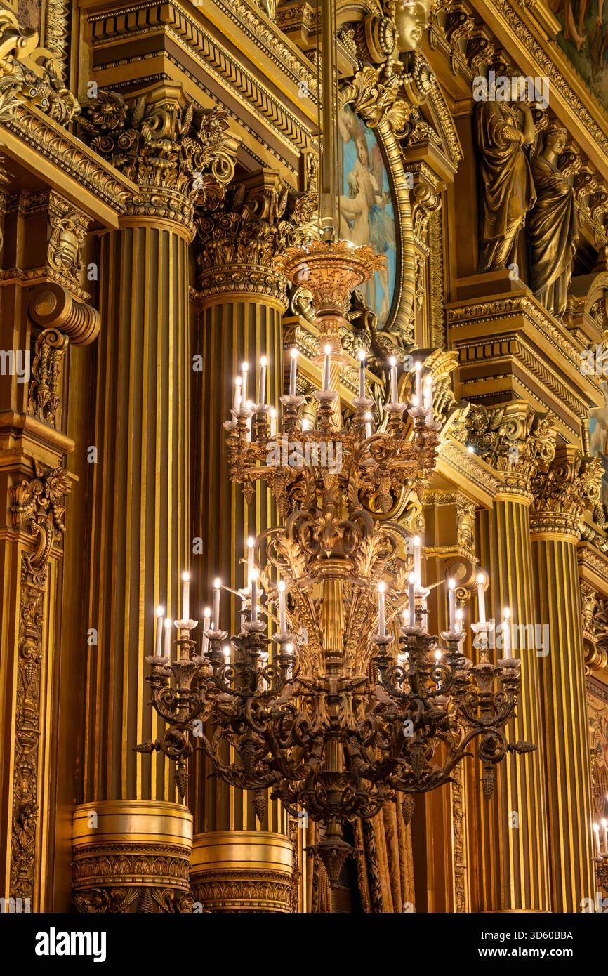 Exemples de plafonniers et d'éléments architecturaux éclectiques style Beaux-Arts du second Empire en France, éléments de néo-baroque, classicisme et ROM Banque D'Images