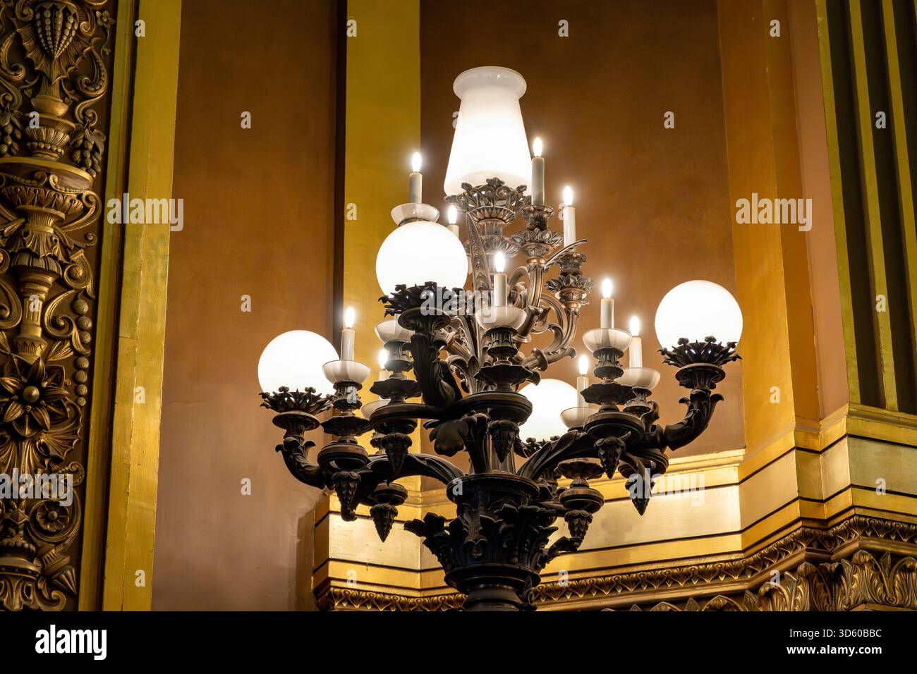 Exemples de plafonniers et d'éléments architecturaux éclectiques style Beaux-Arts du second Empire en France, éléments de néo-baroque, classicisme et ROM Banque D'Images